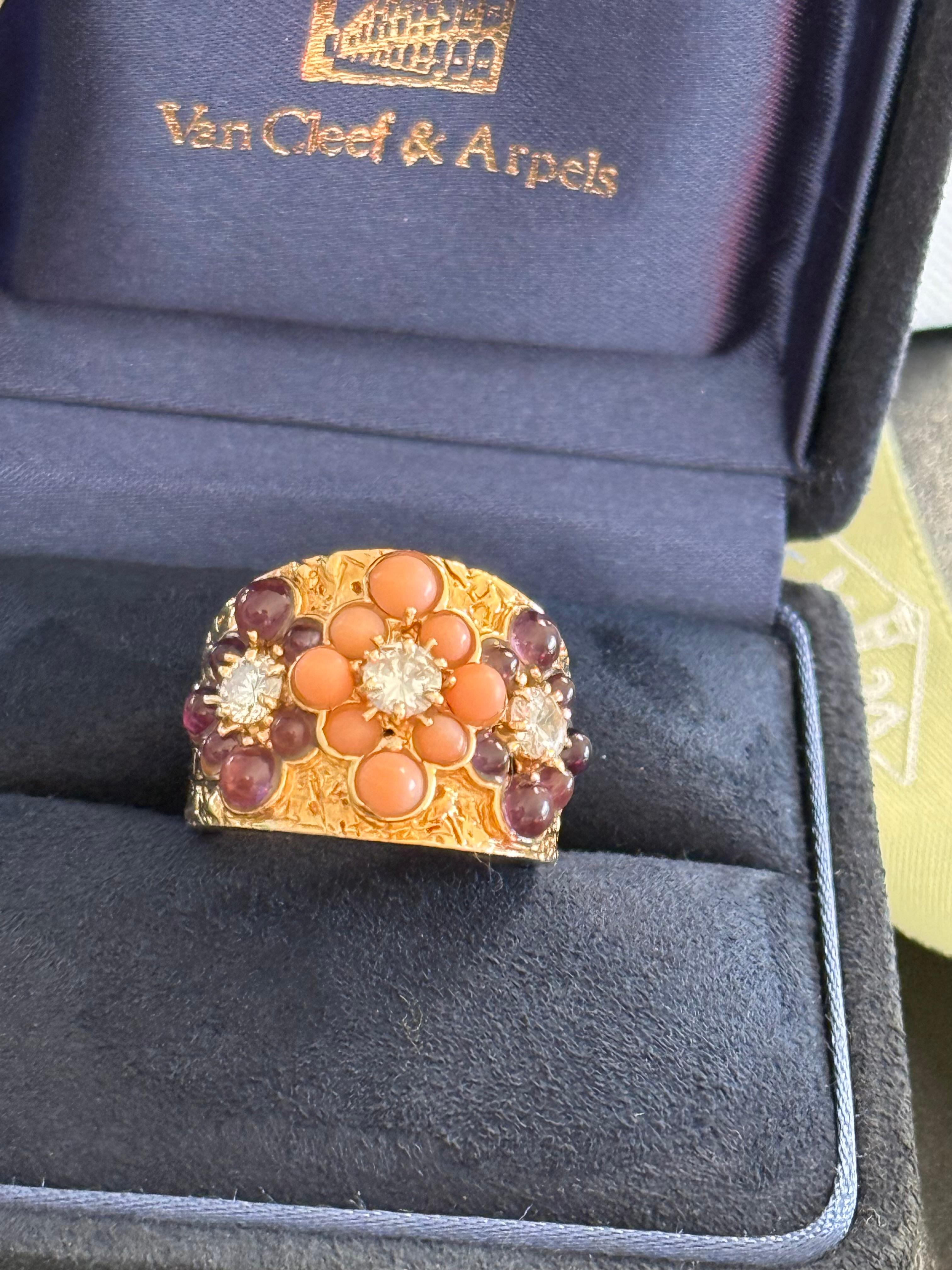 Taille brillant Van Cleef & Arpels Bague Trois Fleurettes en or jaune 18k en vente