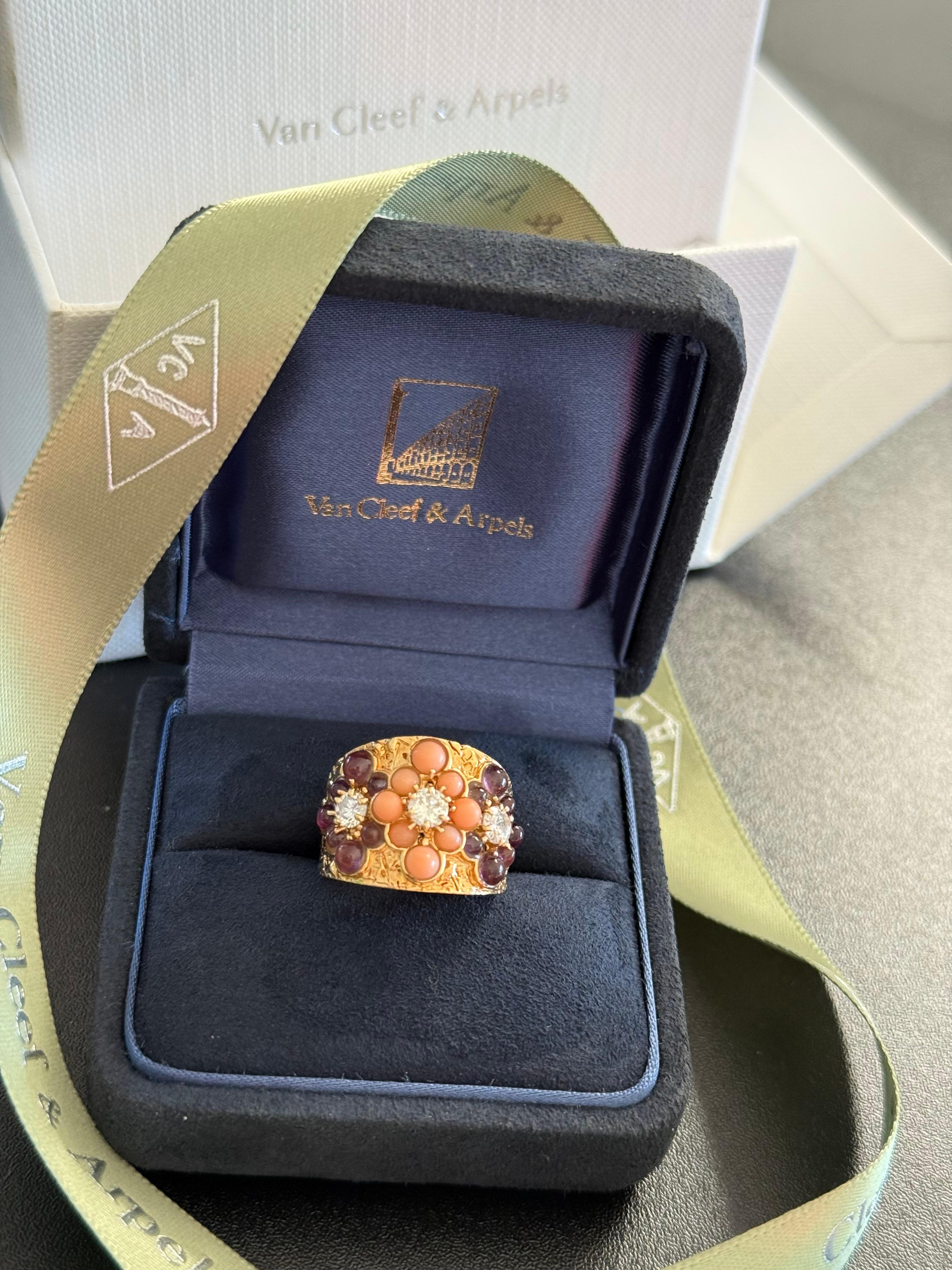 Van Cleef & Arpels Bague Trois Fleurettes en or jaune 18k Bon état - En vente à Beverly Hills, CA