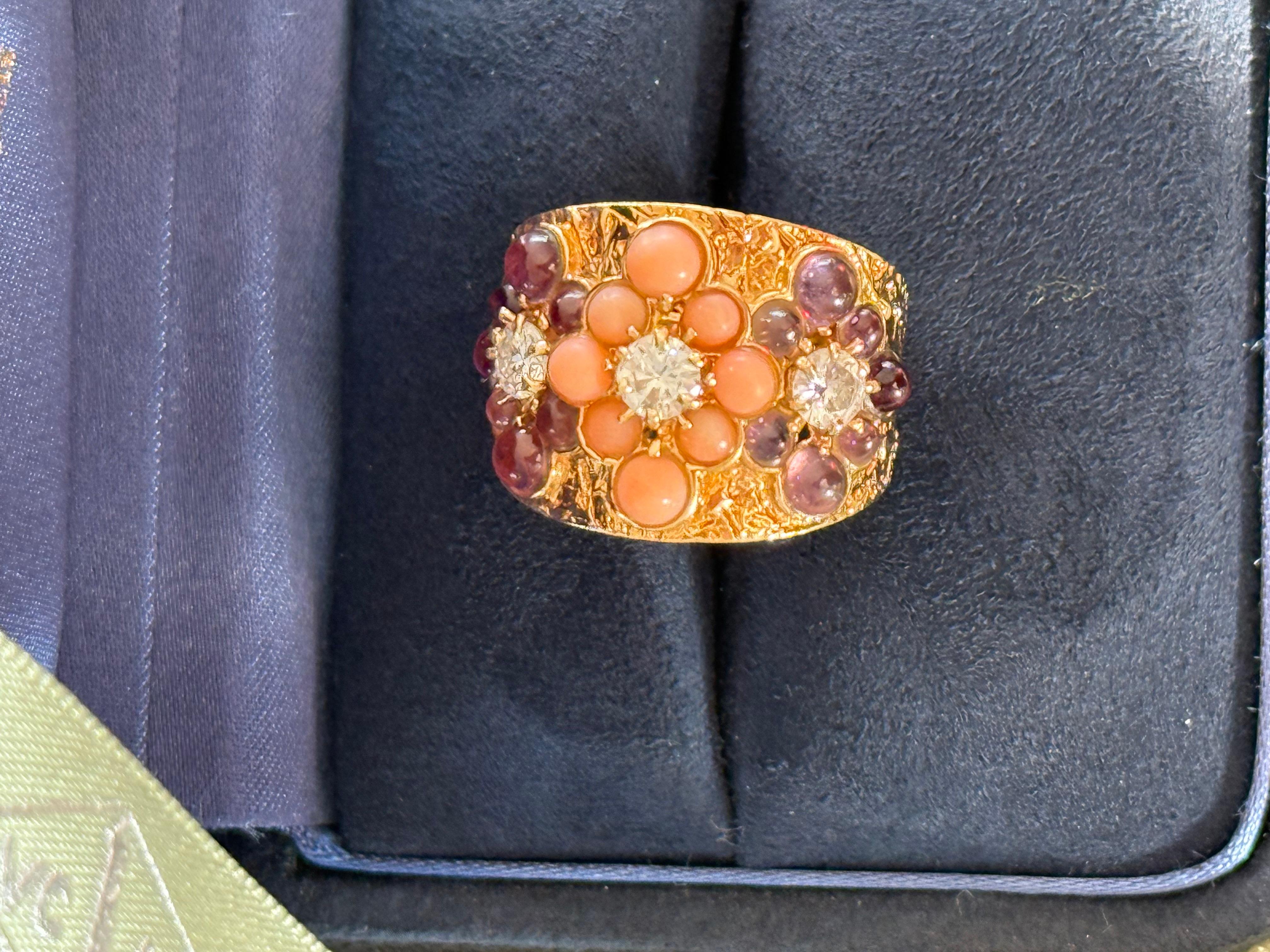 Van Cleef & Arpels Bague Trois Fleurettes en or jaune 18k Unisexe en vente