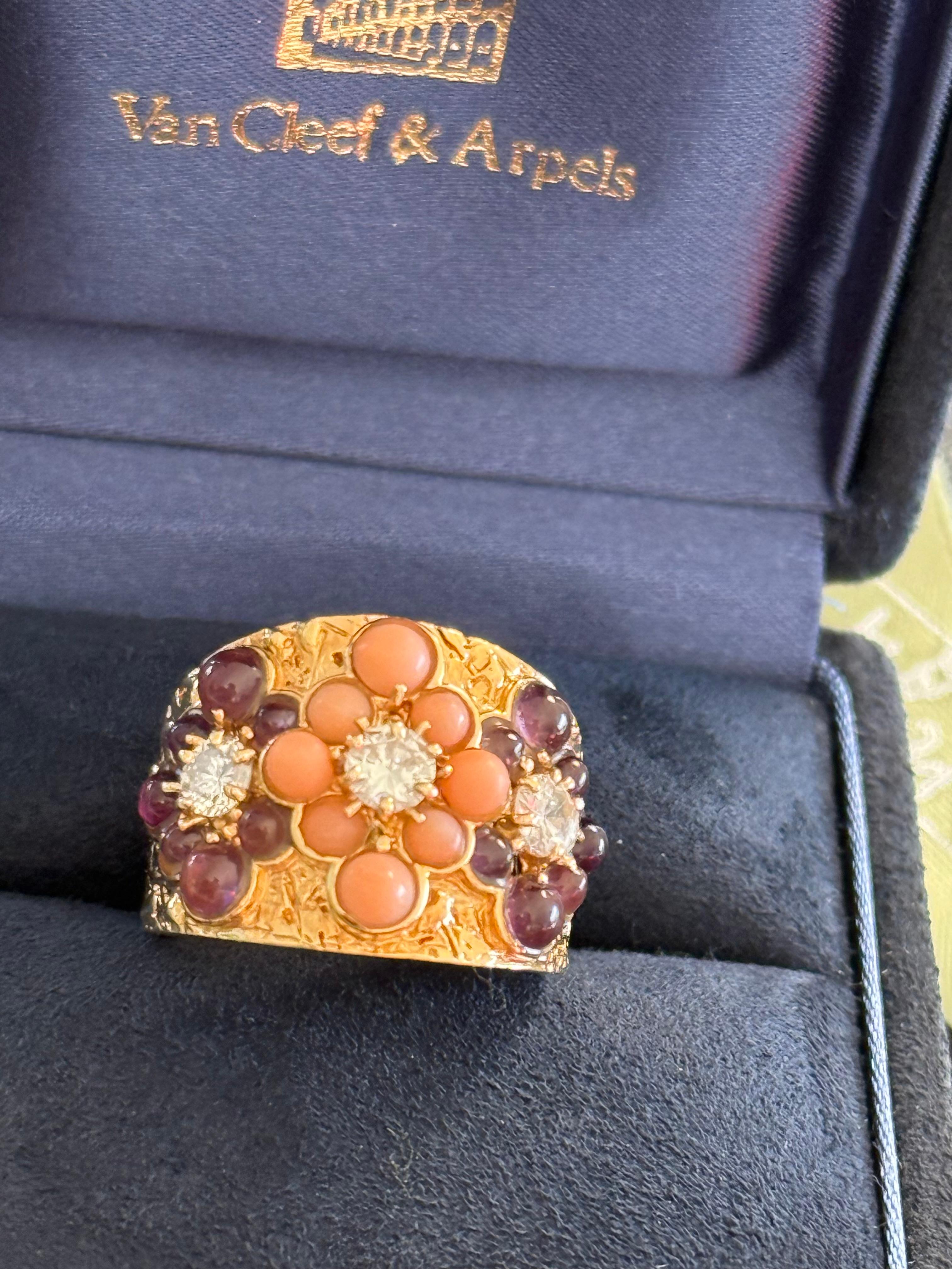 Van Cleef & Arpels Bague Trois Fleurettes en or jaune 18k en vente 1