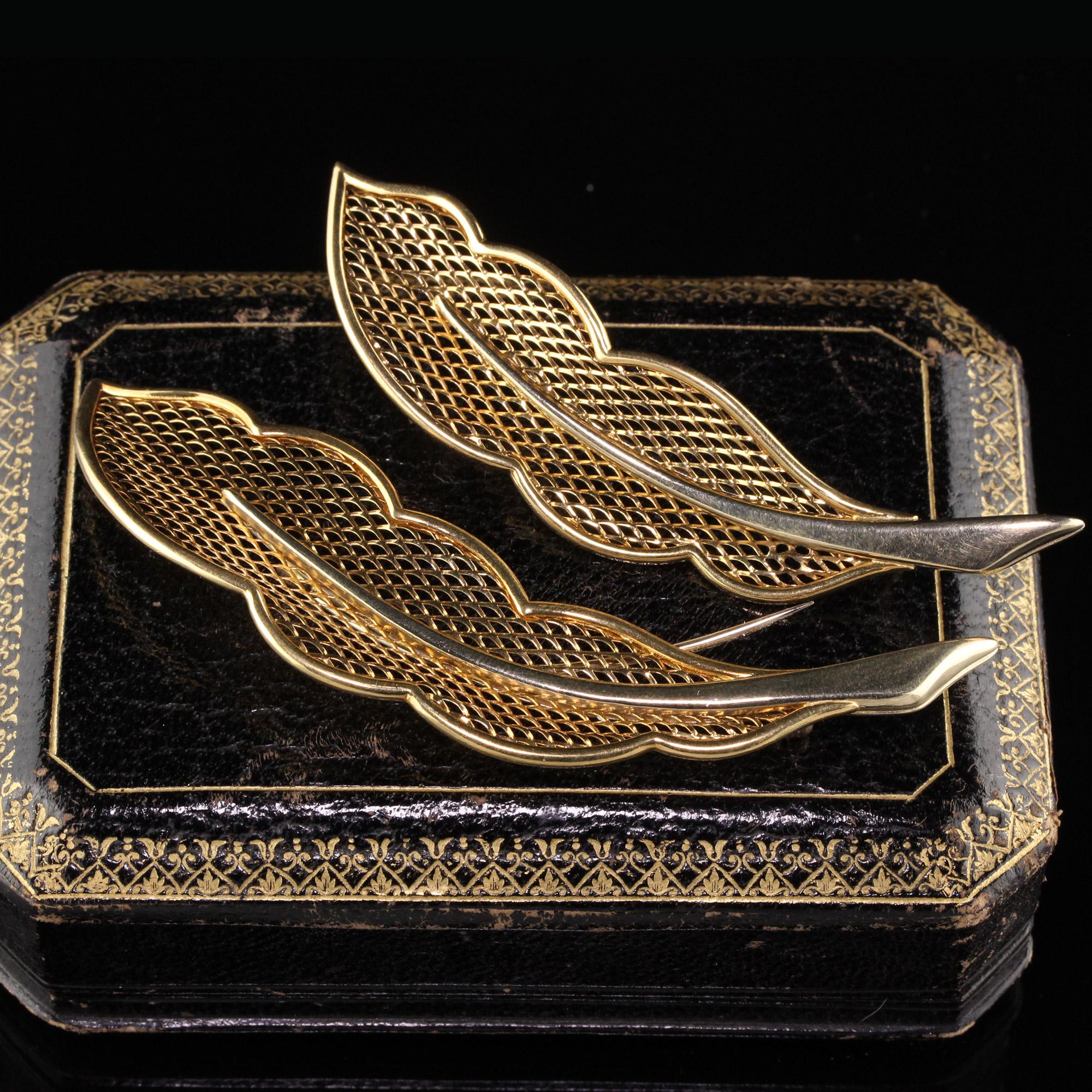 Stunning Van Cleef and Arpels double pin set. 

Metal: 18K Yellow Gold

Weight: 27.0 Grams

Small Feather Measurements: 3.0 in x 0.76 in

Big Feather Measurements: 3.5 in x 0.88 in