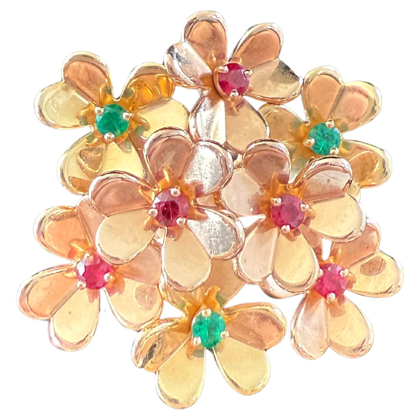 Van Cleef & Arpels 
La bague Frivole 8 fleurs est un exemple étonnant de l'élégance intemporelle de la marque. Fabriqué en or jaune 18 carats.
présente huit délicats motifs floraux sertis d'une belle combinaison de rubis et d'émeraudes.
Émeraude : 3