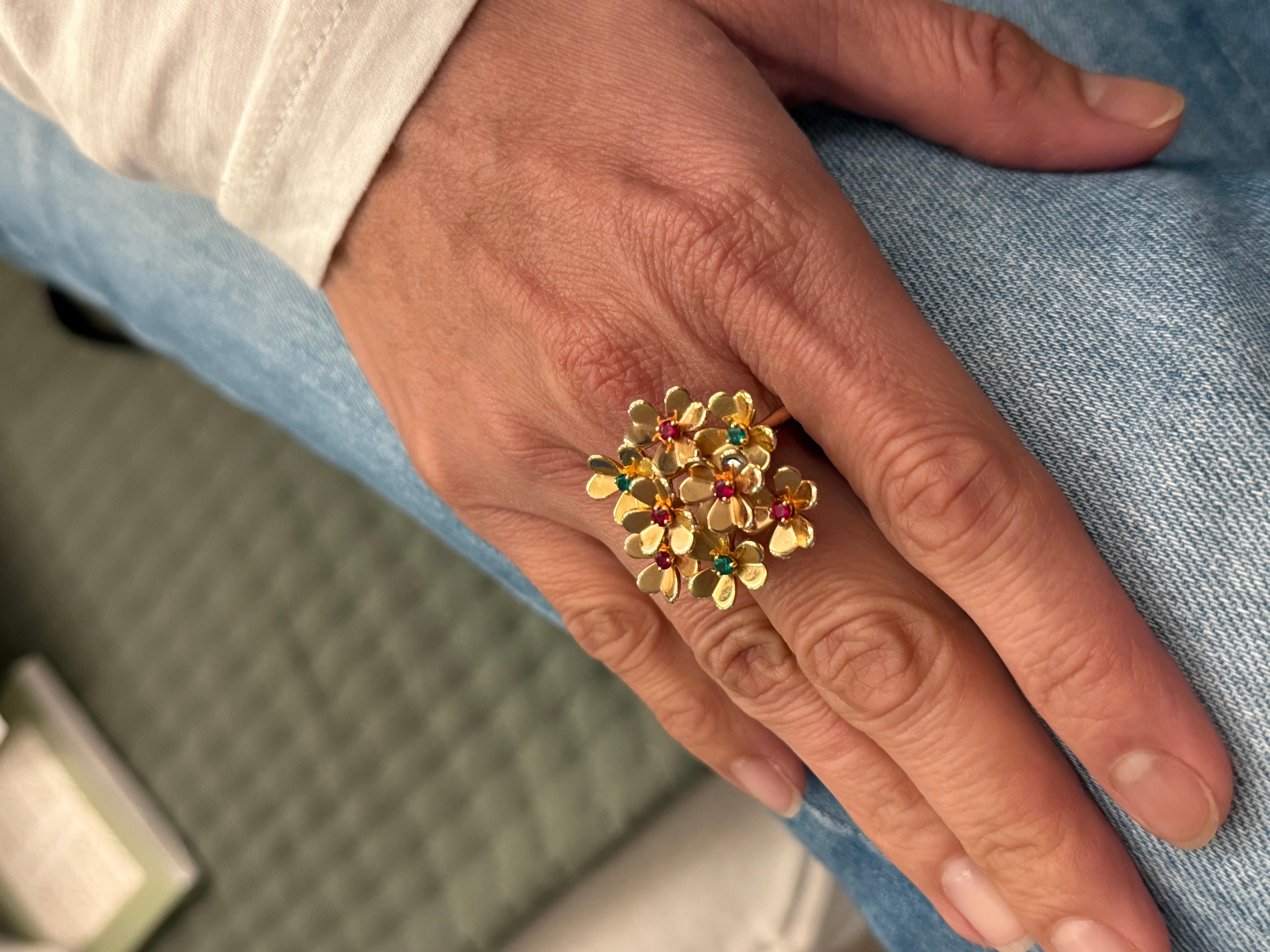 Van Cleef & Arpels Bague en or jaune 18k avec pierres précieuses Frivole Bon état - En vente à Beverly Hills, CA
