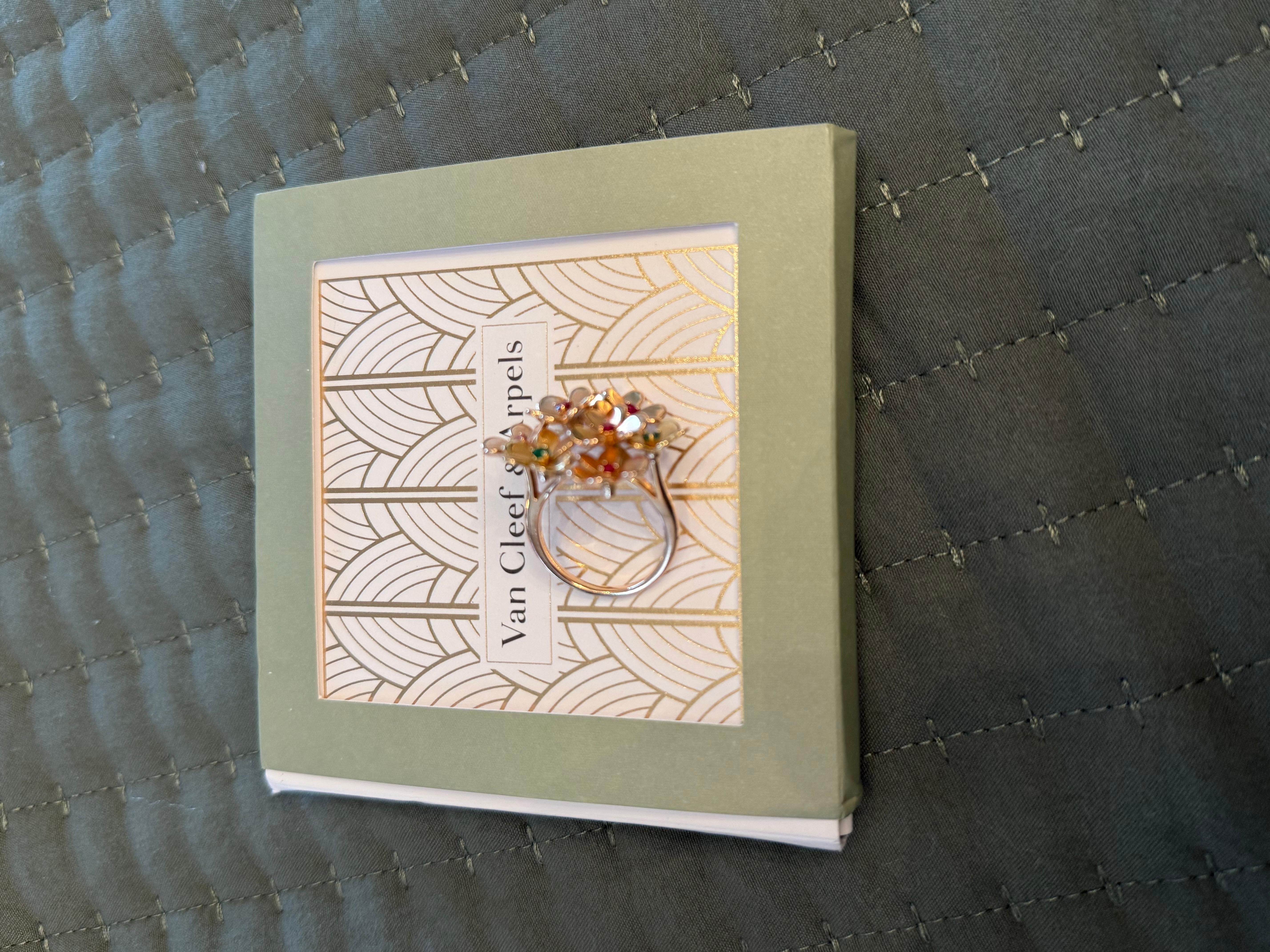 Van Cleef & Arpels Bague en or jaune 18k avec pierres précieuses Frivole en vente 1