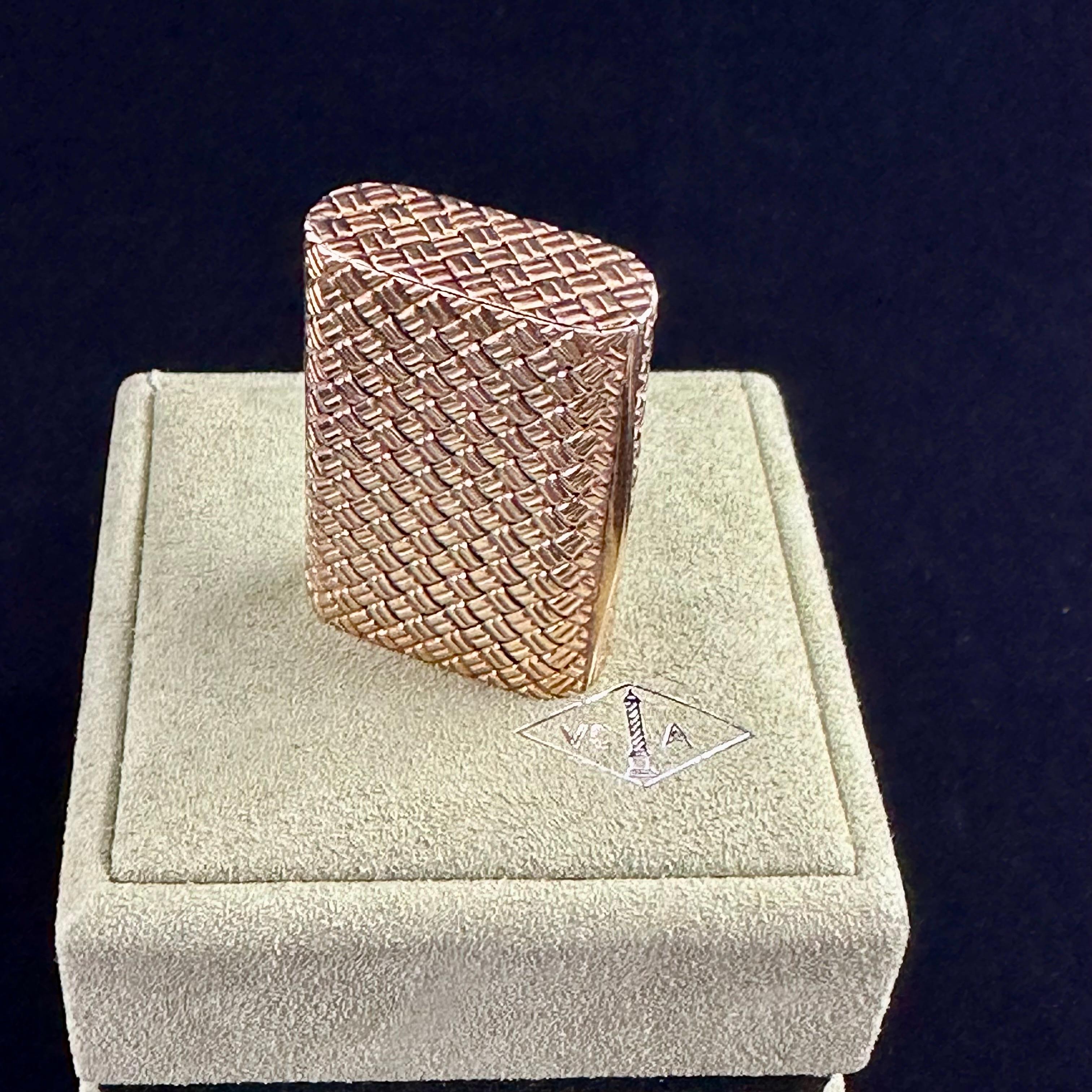 Van Cleef And Arpels PillBox 18k Yellow Gold  In Good Condition For Sale In Beverly Hills, CA