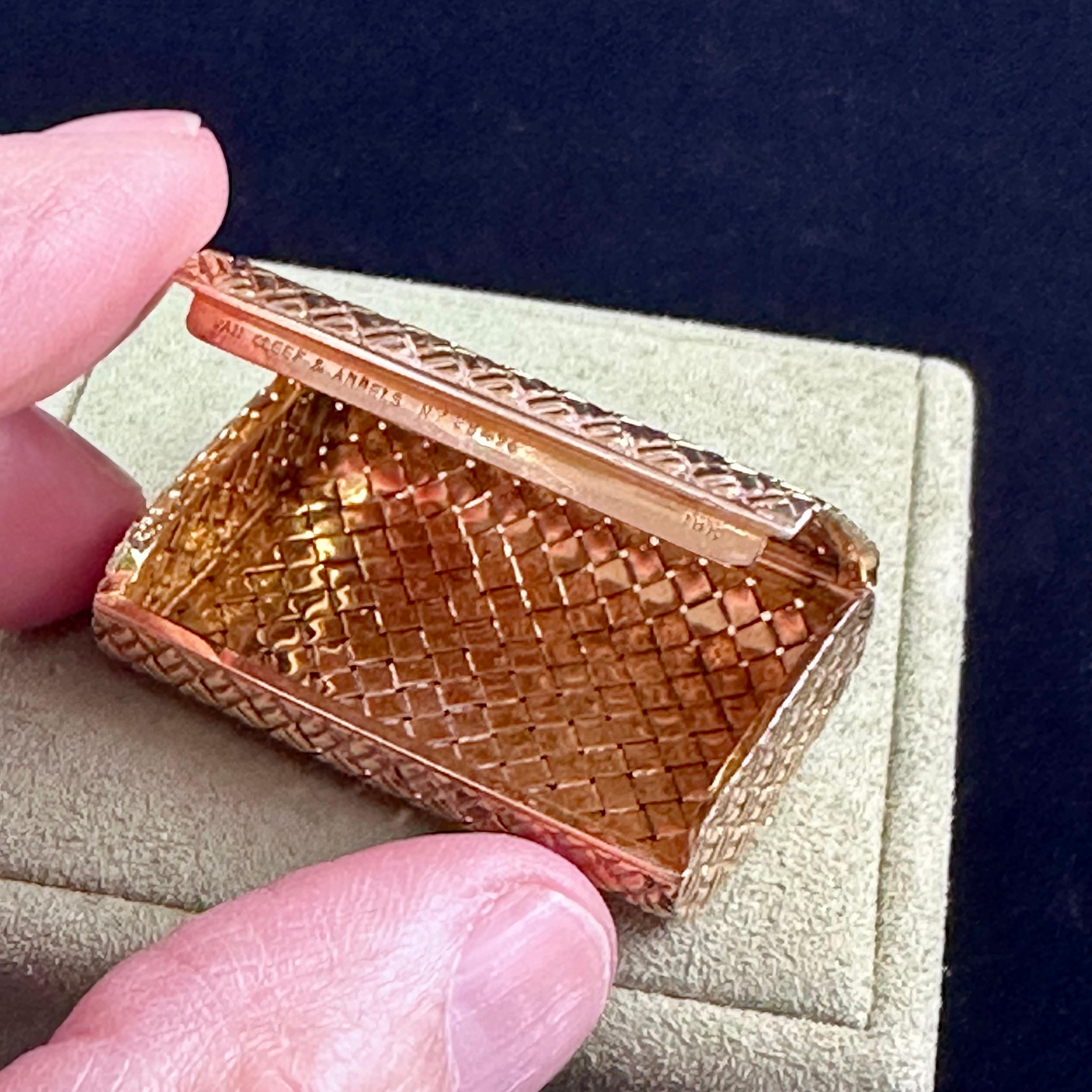 Van Cleef And Arpels PillBox 18k Yellow Gold  For Sale 1