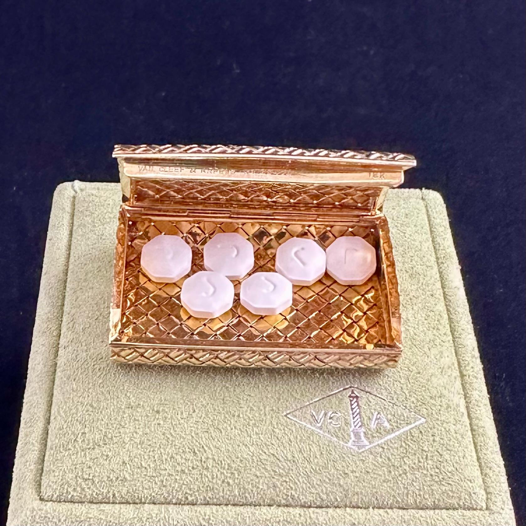 Van Cleef And Arpels PillBox 18k Yellow Gold  For Sale 2