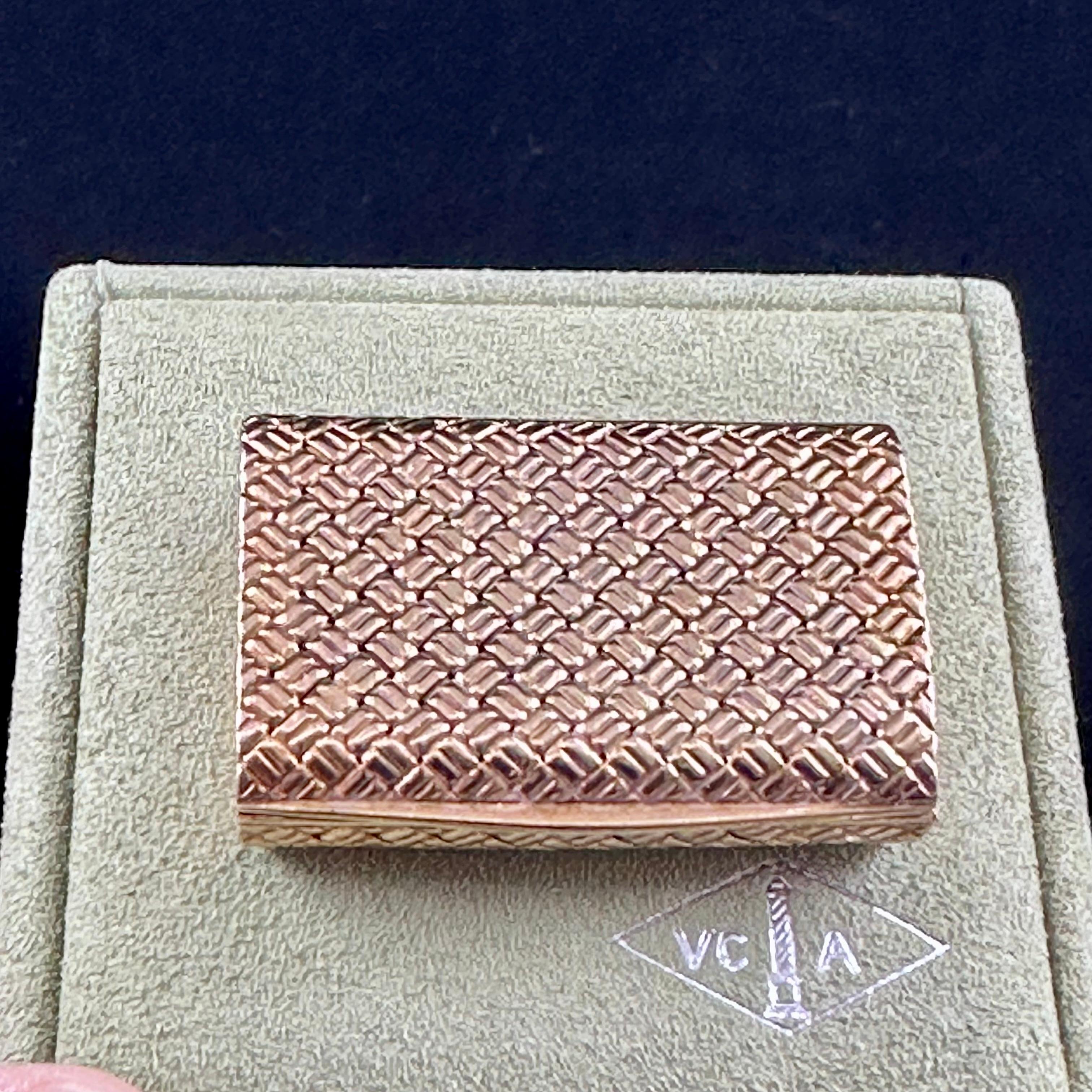 Van Cleef And Arpels PillBox 18k Yellow Gold  For Sale 3