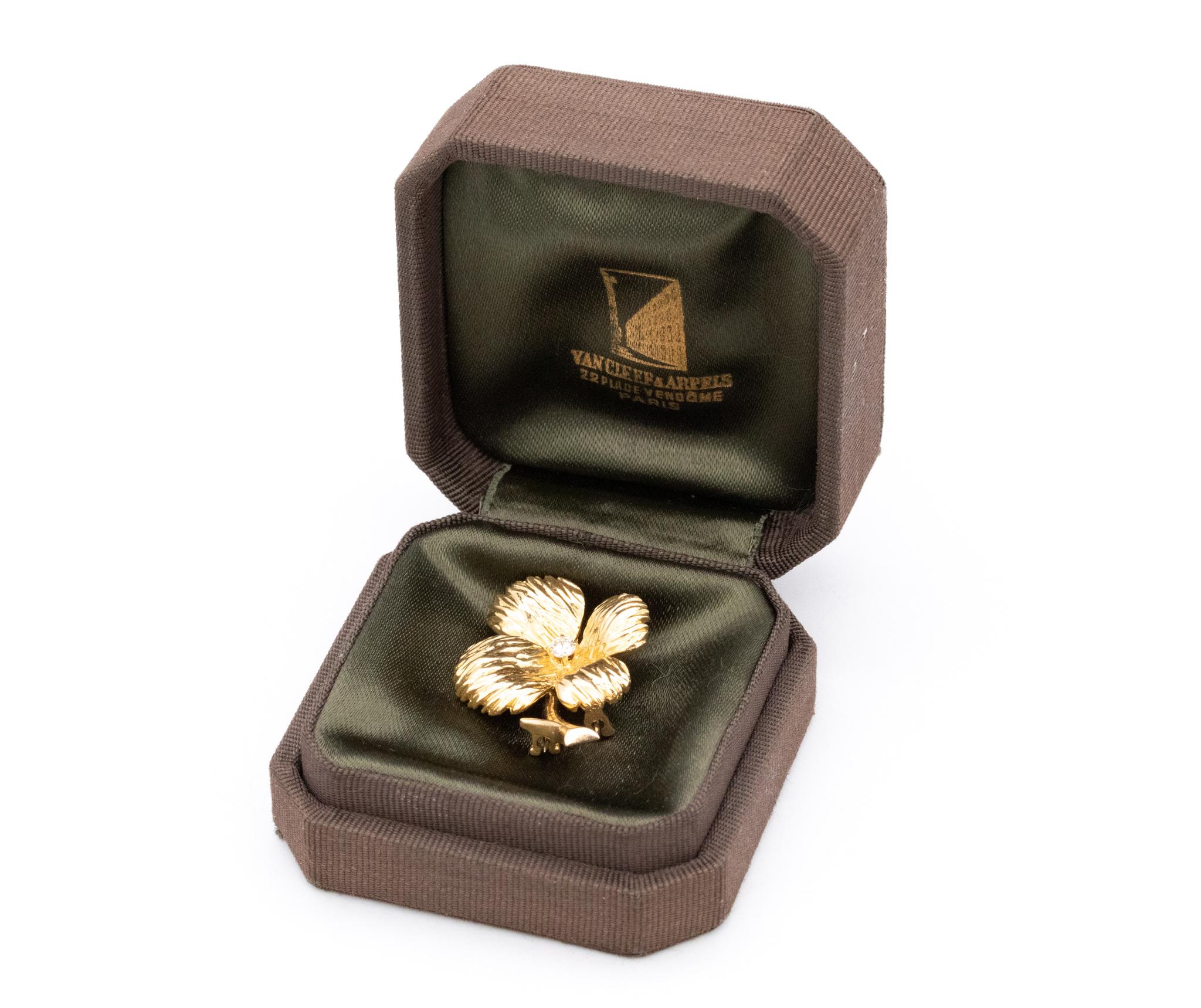 Van Cleef & Arpels 1960 Paris Clover Brooch in 18kt Yellow Gold One VS Diamond In Excellent Condition In Miami, FL