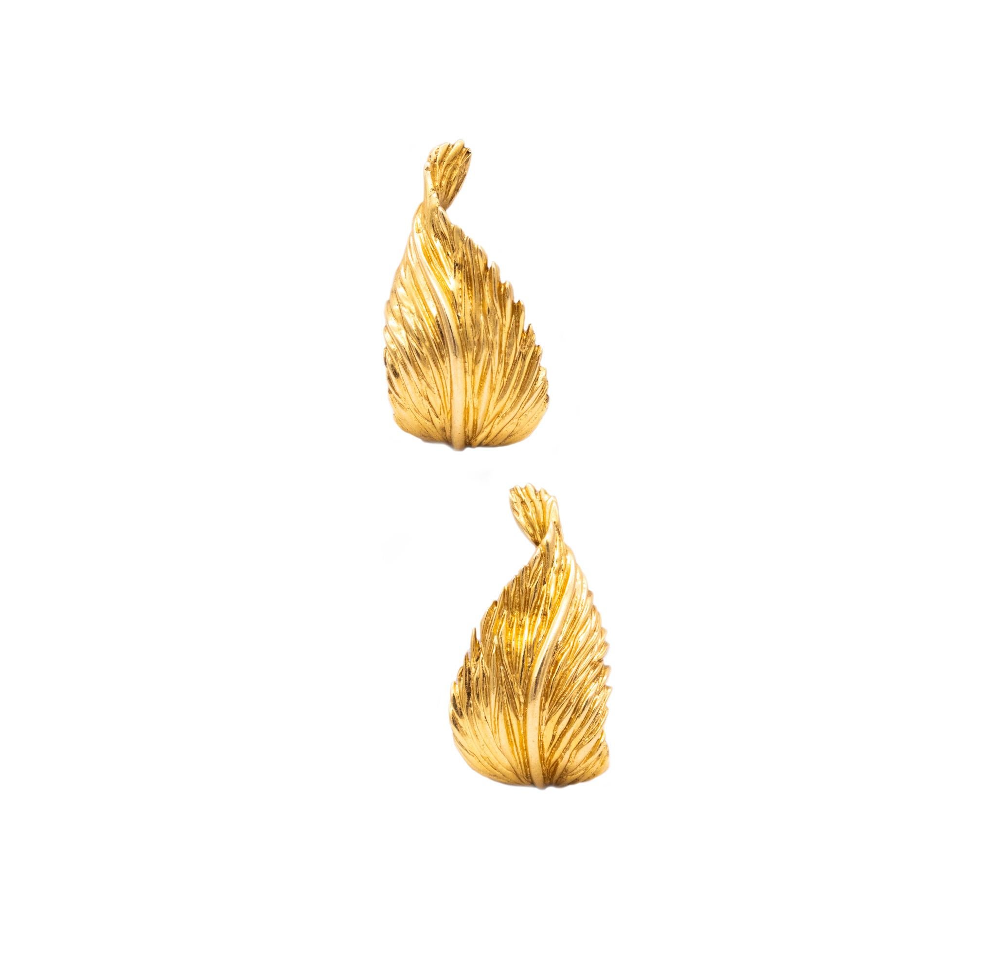 Unique pair of earrings created by Van Cleef & Arpels.

Beautiful vintage pieces from the French mid-century period, circa 1950-1960. These pair of clips-earrings was crafted in Paris, France by the house of Van Cleef & Arpels. Made, with an organic