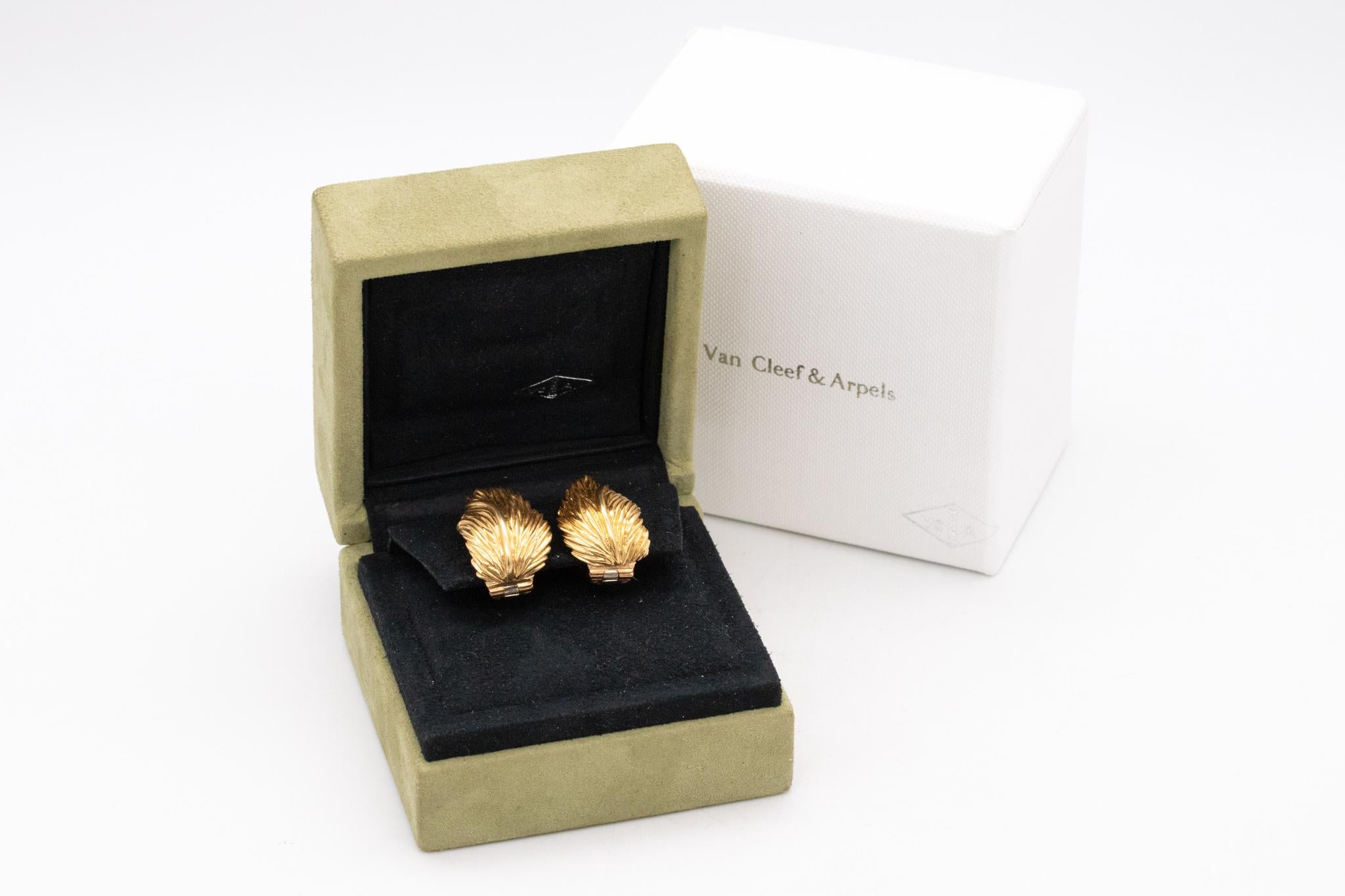 Van Cleef and Arpels 1960 Paris Textured Leaf Earrings in Solid 18kt Yellow Gold For Sale 1