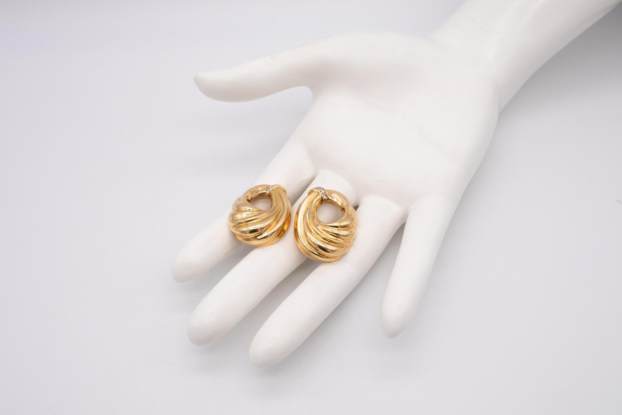 Ein Paar mit Juwelen besetzte Ohrclips von Van Cleef & Arpels.

Tolle Clips, die in den frühen 1970er Jahren von der Maison in Paris, Frankreich, entwickelt wurden. Dieses Paar Ohrringe wurde sorgfältig mit drapierten und geriffelten Mustern aus