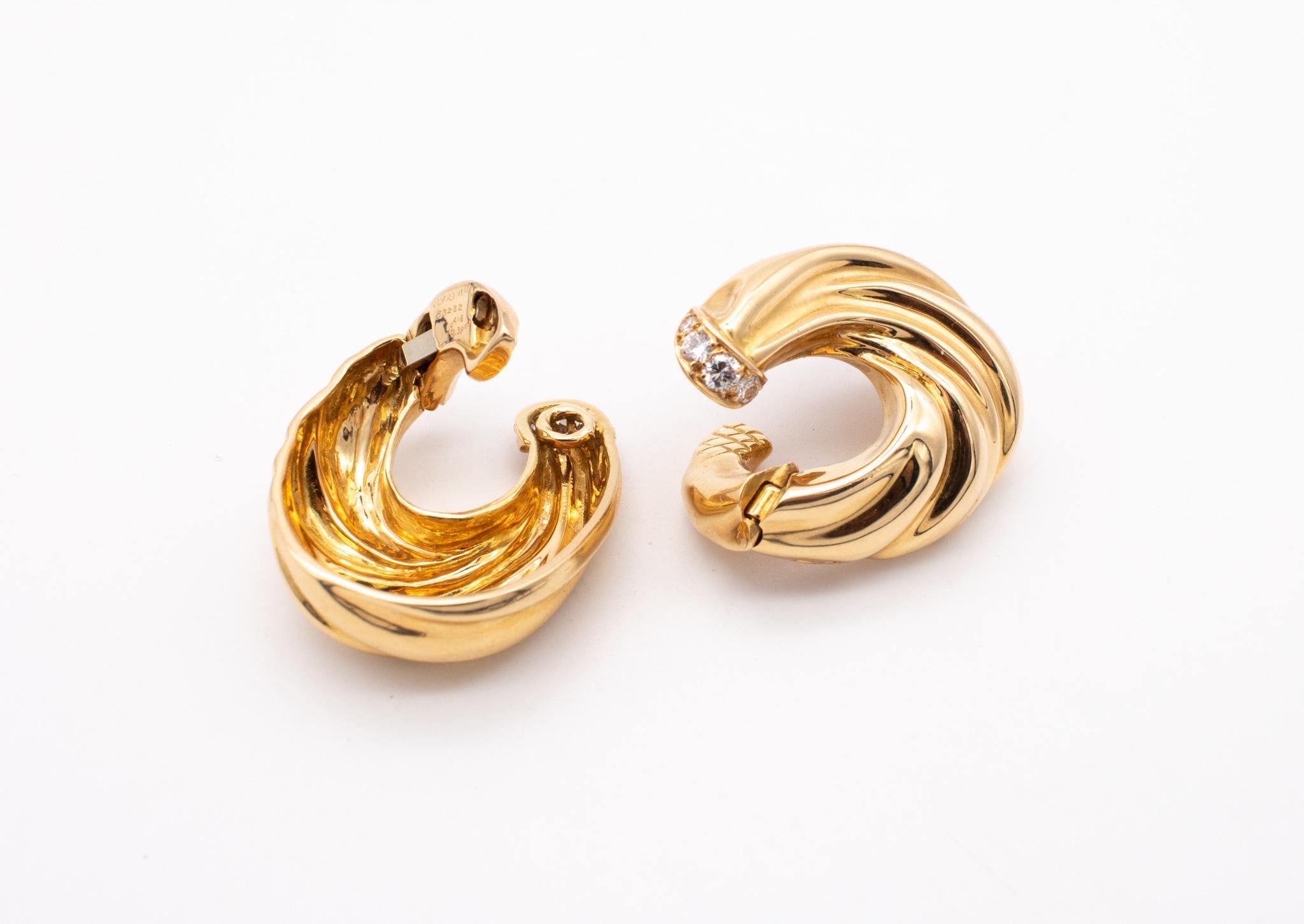 Modernist Van Cleef And Arpels 1970 Paris 18Kt Gold Clips Earrings With VVS Diamonds For Sale