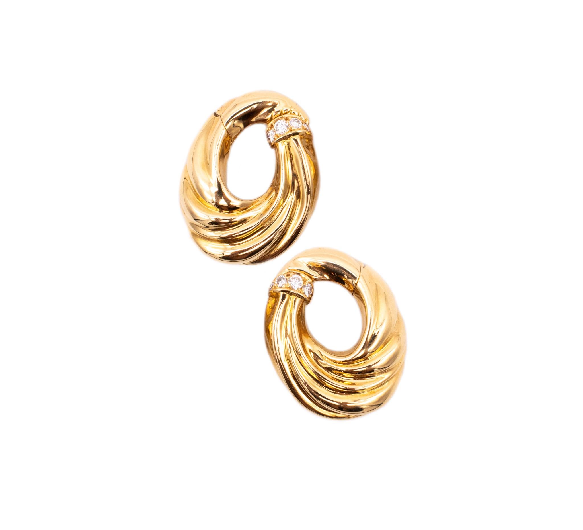 Van Cleef And Arpels 1970 Paris 18Kt Gold Clips Earrings With VVS Diamonds In Excellent Condition For Sale In Miami, FL