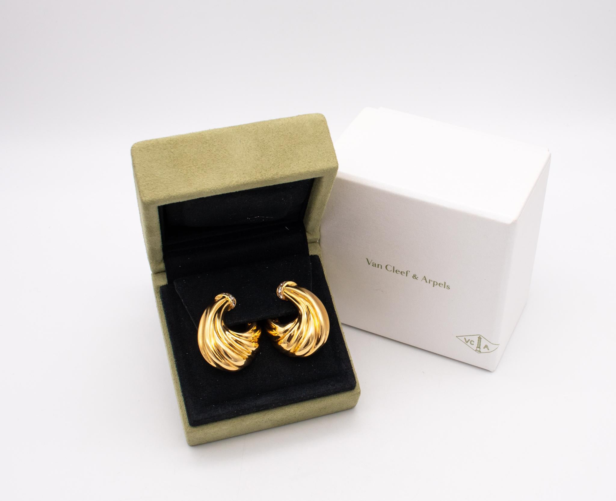 Women's Van Cleef And Arpels 1970 Paris 18Kt Gold Clips Earrings With VVS Diamonds For Sale