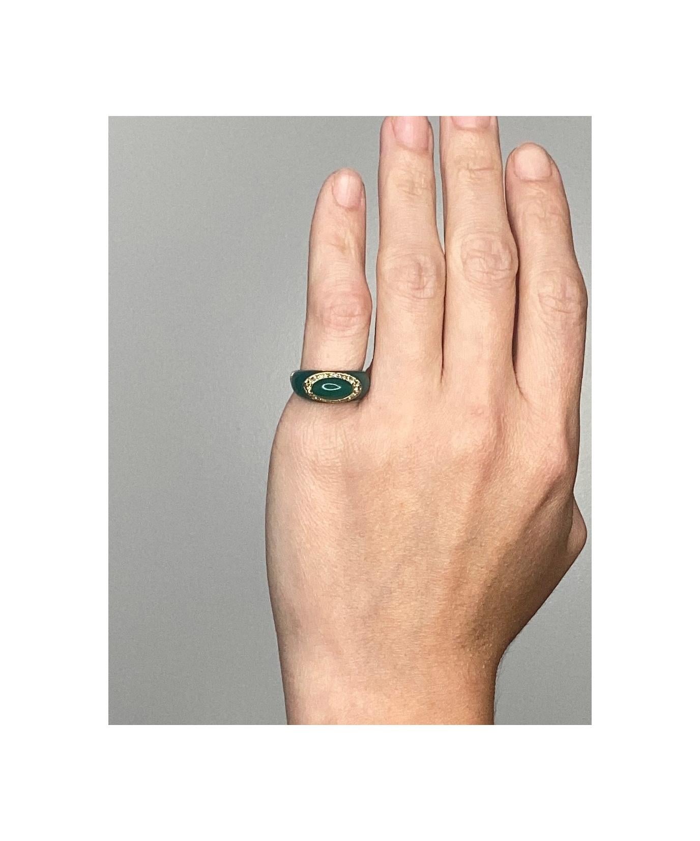Van Cleef and Arpels 1970 Paris 18Kt Yellow Gold Ring 12 VS Diamonds Chrysoprase For Sale 4
