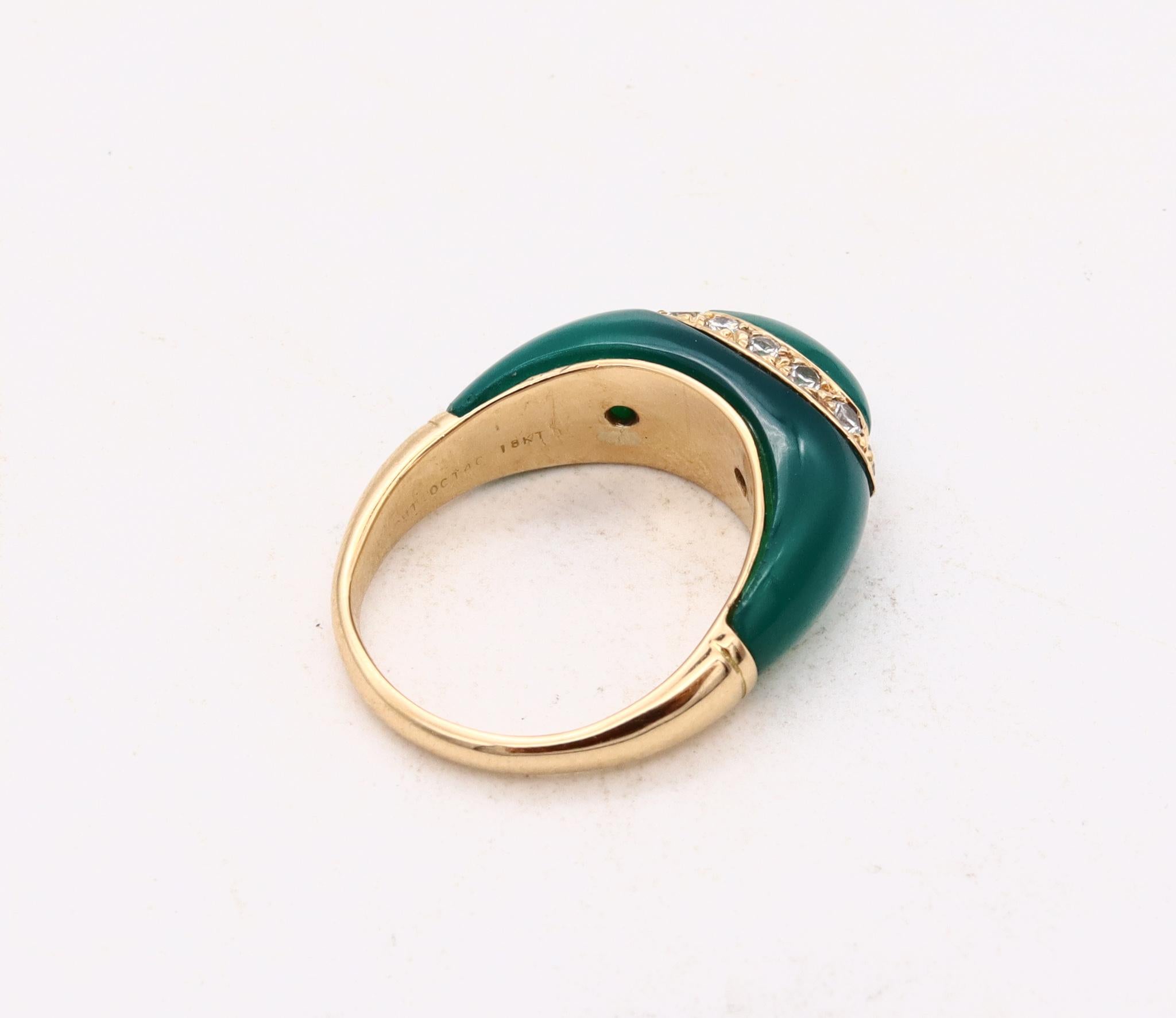 Van Cleef and Arpels 1970 Paris 18Kt Yellow Gold Ring 12 VS Diamonds Chrysoprase In Excellent Condition For Sale In Miami, FL