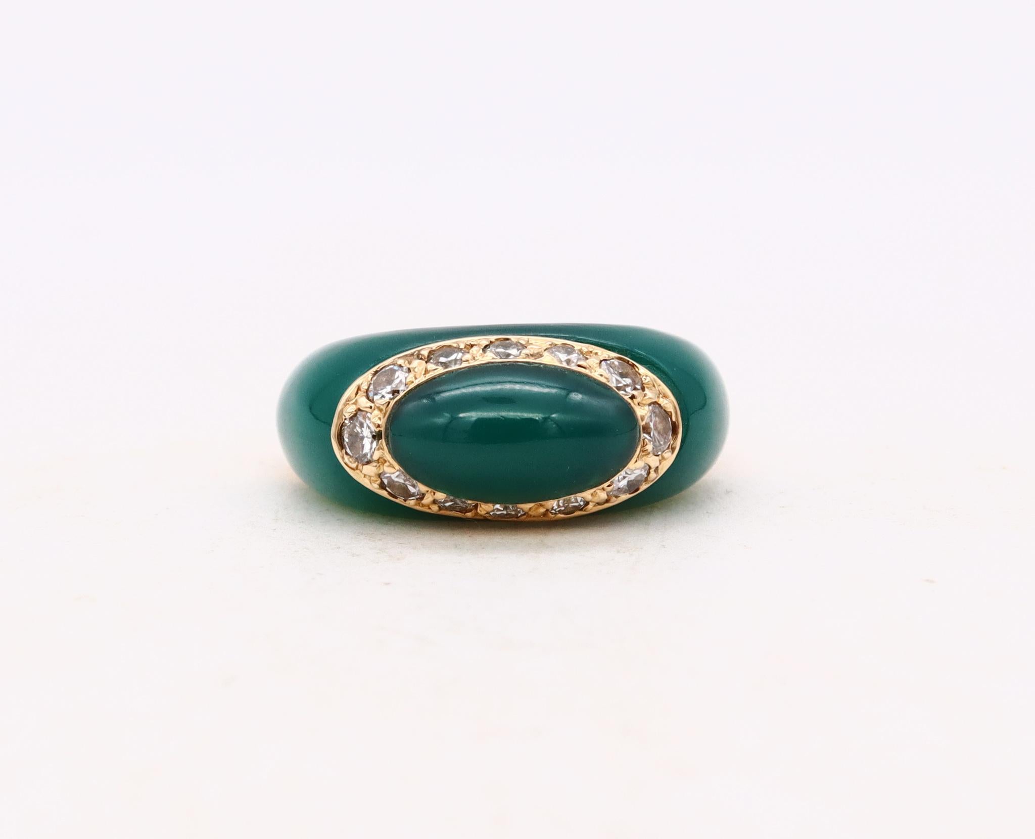 Van Cleef and Arpels 1970 Paris 18Kt Yellow Gold Ring 12 VS Diamonds Chrysoprase For Sale 1