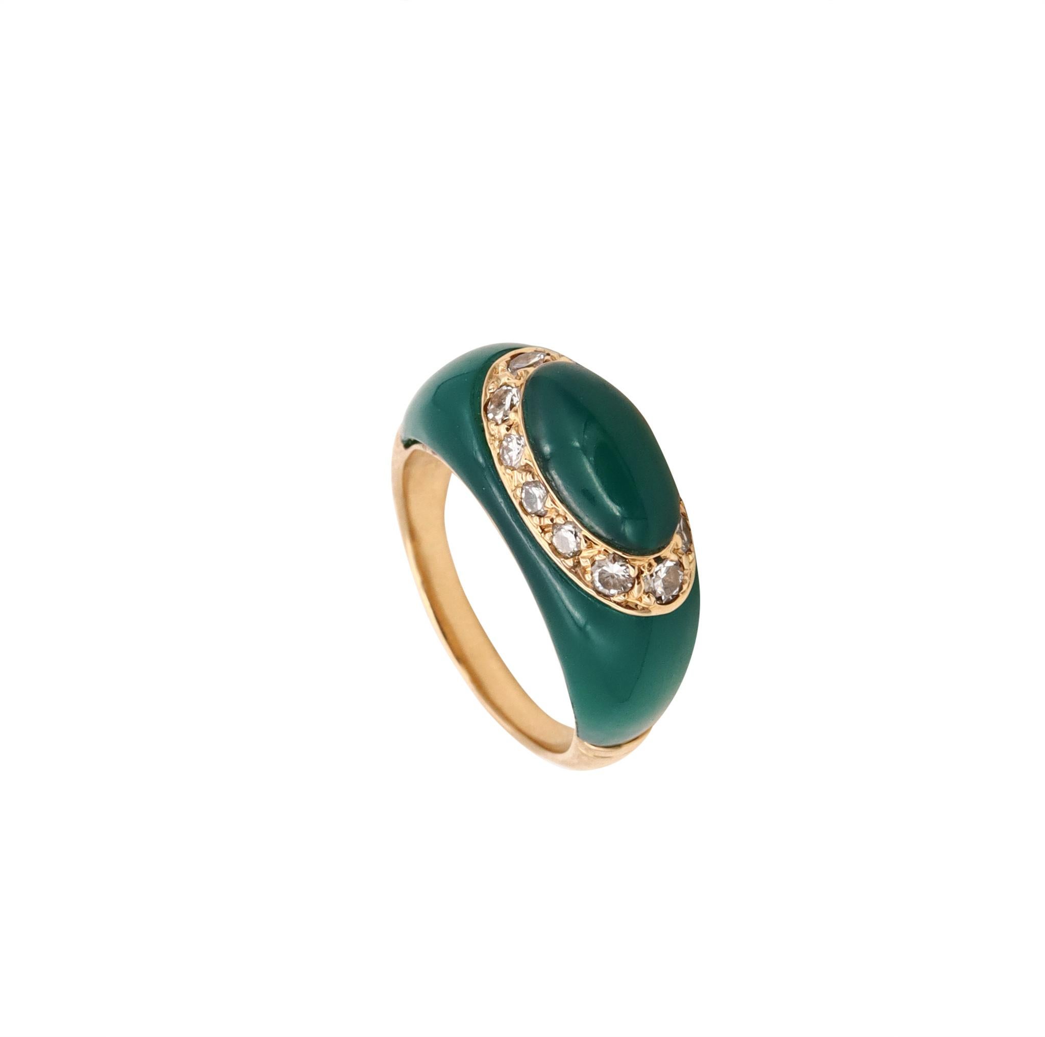 Van Cleef and Arpels 1970 Paris 18Kt Yellow Gold Ring 12 VS Diamonds Chrysoprase For Sale 3