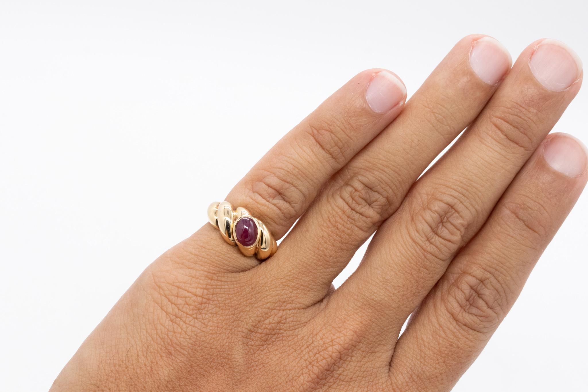 Cabochon Van Cleef and Arpels 1970 Paris Ring in 18Kt Gold Natural 1.56 Cts Burmese Ruby