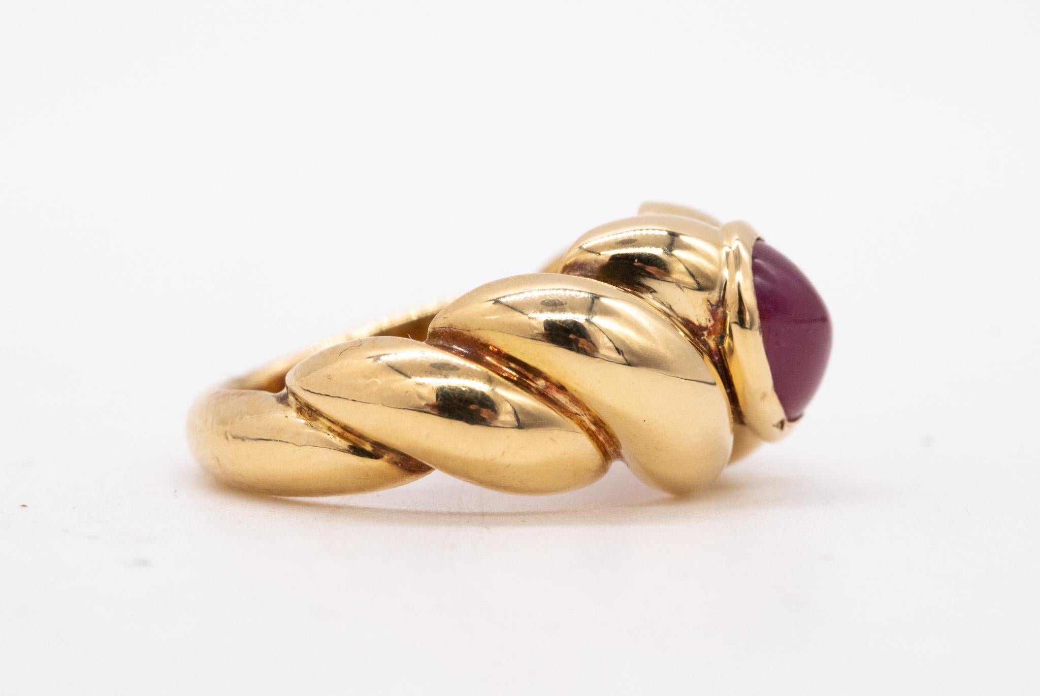Van Cleef and Arpels 1970 Paris Ring in 18Kt Gold Natural 1.56 Cts Burmese Ruby In Excellent Condition In Miami, FL