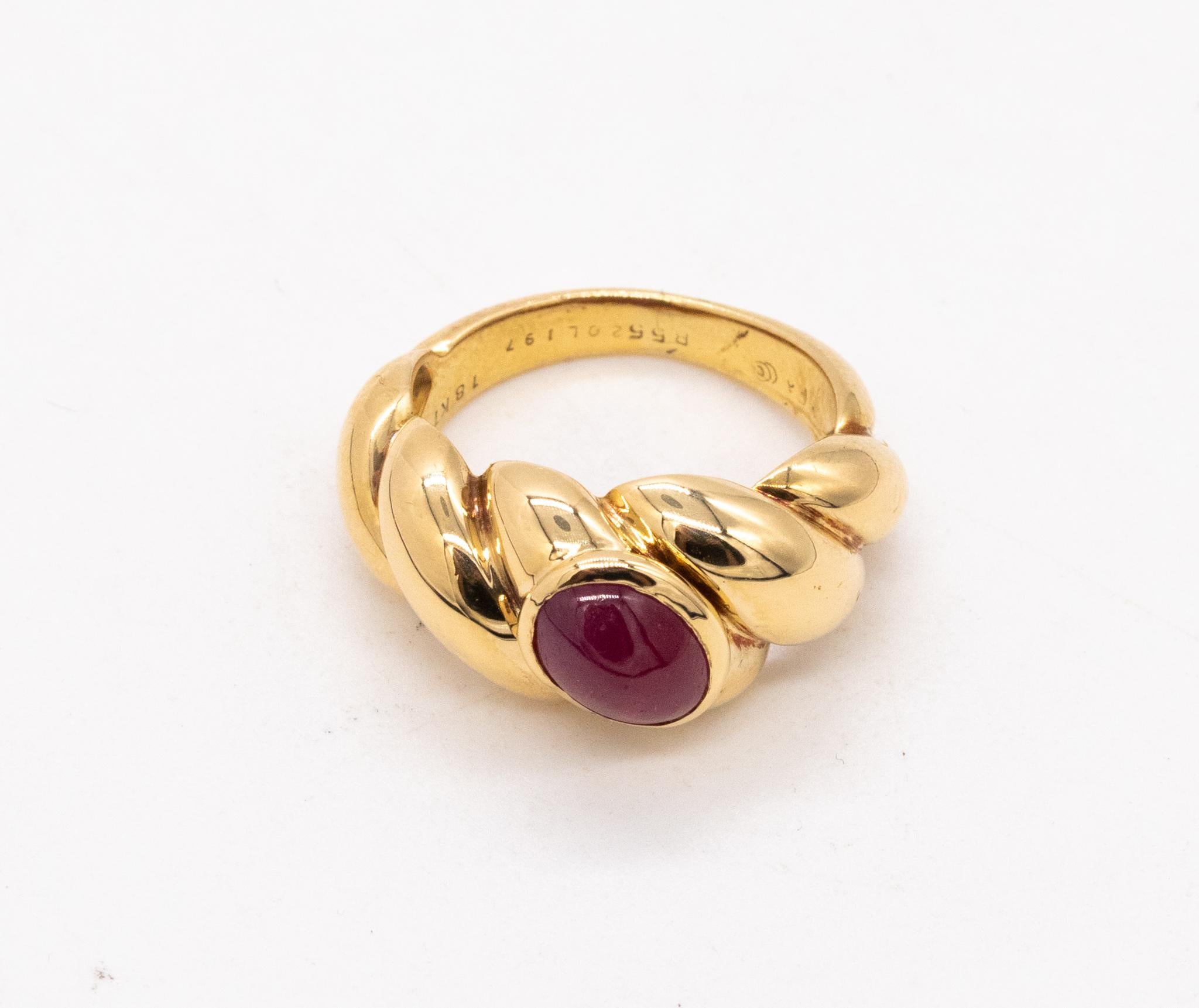 Van Cleef and Arpels 1970 Paris Ring in 18Kt Gold Natural 1.56 Cts Burmese Ruby 1