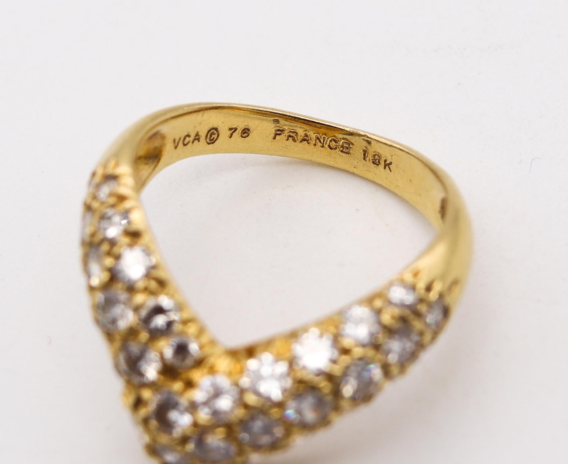 Van Cleef & Arpels 1976 Paris Ring in 18Kt Yellow Gold with 1.06 Cts Diamonds In Excellent Condition In Miami, FL