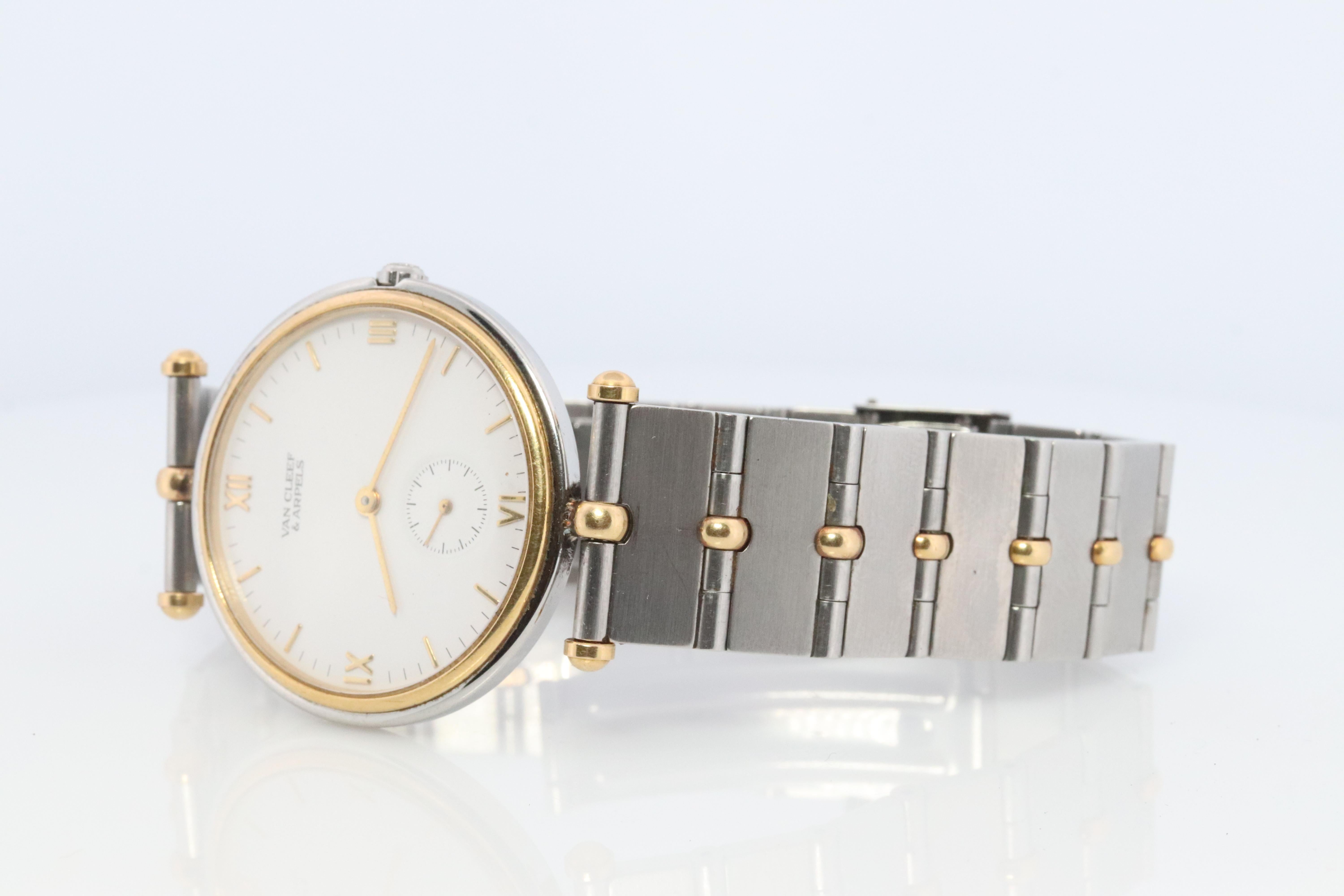 Modern Van Cleef and Arpels 416 604 B4 watch. La Collection 18k SS Round 32mm Watch For Sale