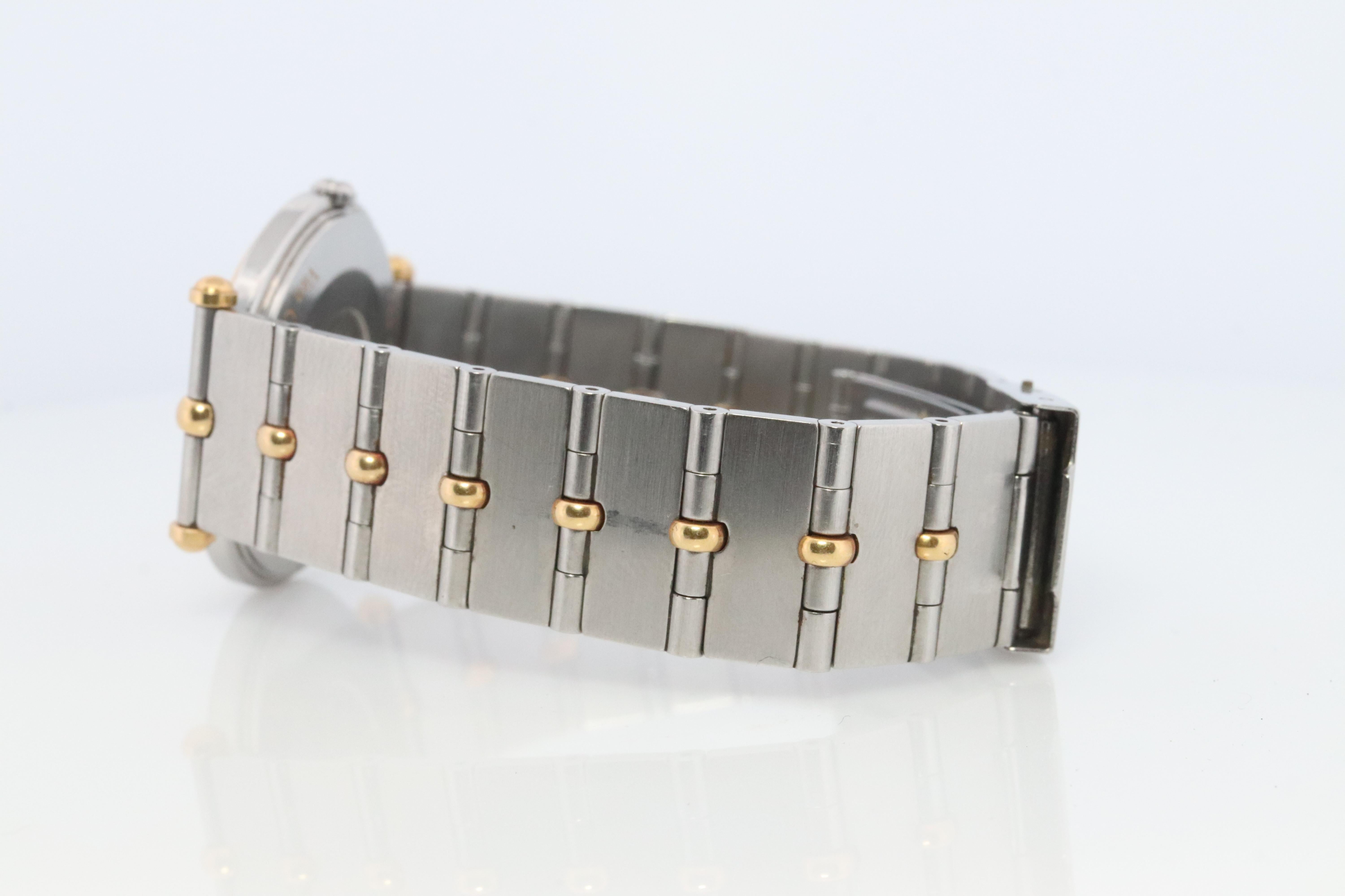 Women's or Men's Van Cleef and Arpels 416 604 B4 watch. La Collection 18k SS Round 32mm Watch For Sale
