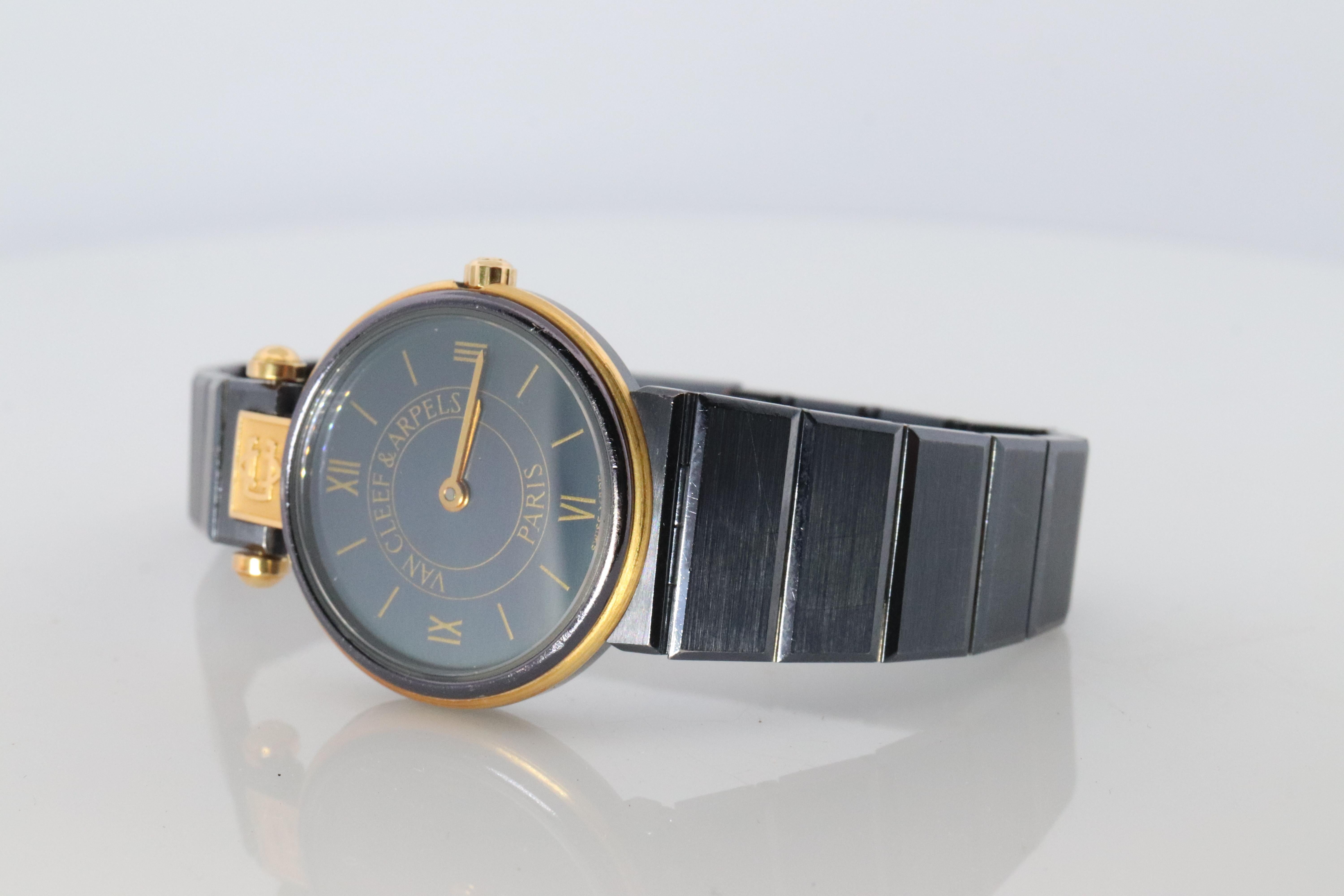 Echte Van Cleef & Arpels Uhr
La Collection Nummer 25 Rund
Ref 43106

Gehäuse und Armband aus Edelstahl

Zustand: Weist einige Gebrauchsspuren auf.


Neue Batterie installiert.

Einzelheiten:
24mm rundes Gehäuse
6in Handgelenk.