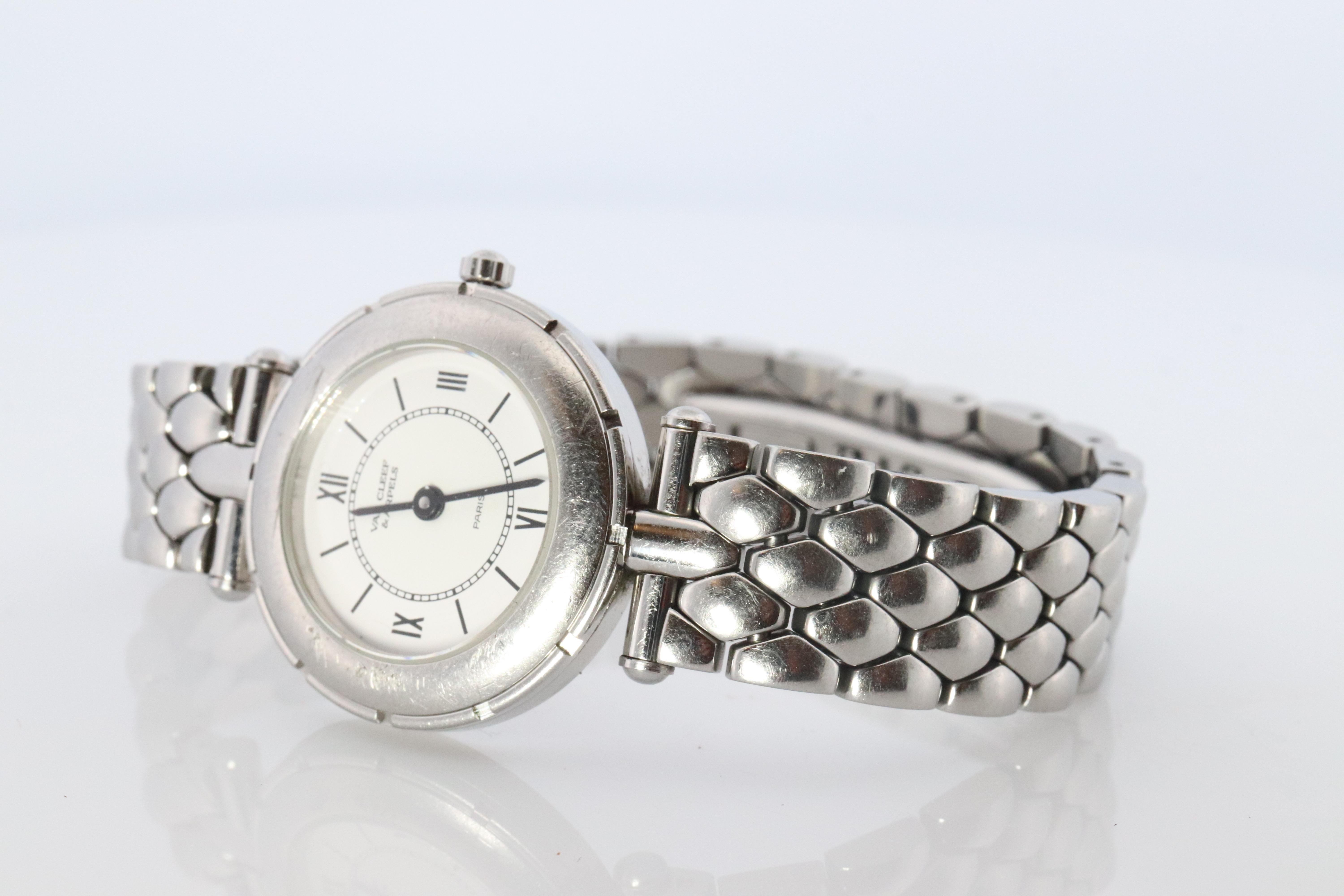 Véritable montre Van Cleef & Arpels
La Collectional S
Ref 53607 HHS

Or jaune 18k avec boîtier et bracelet en acier inoxydable

Condit : Montre quelques signes d'usure. Neuf Mouvement. Servi.


Une nouvelle batterie a été installée.
Détails