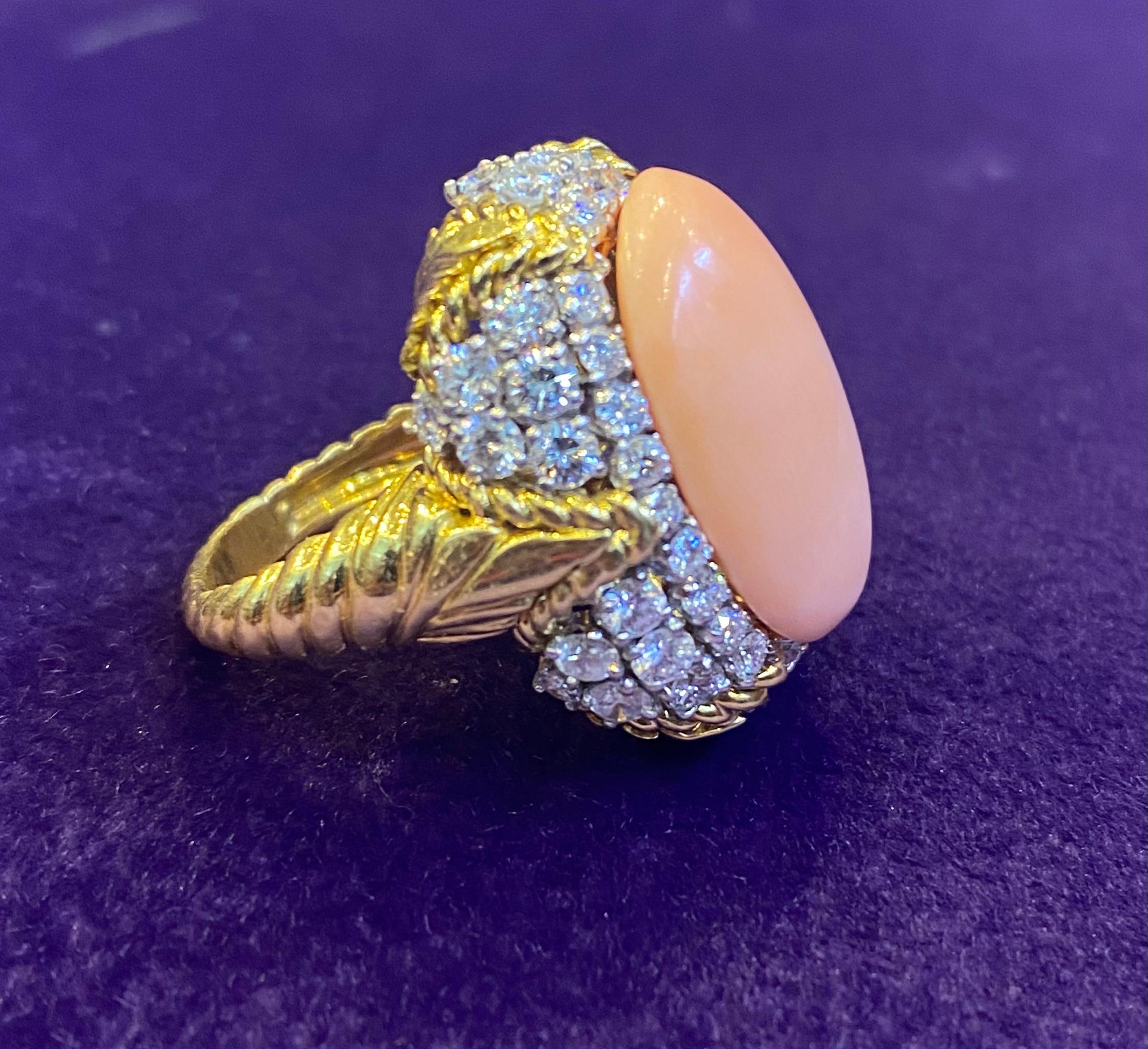 Van Cleef und Arpels Ring mit Koralle und Diamanten „Engelhaut“ im Zustand „Hervorragend“ im Angebot in New York, NY