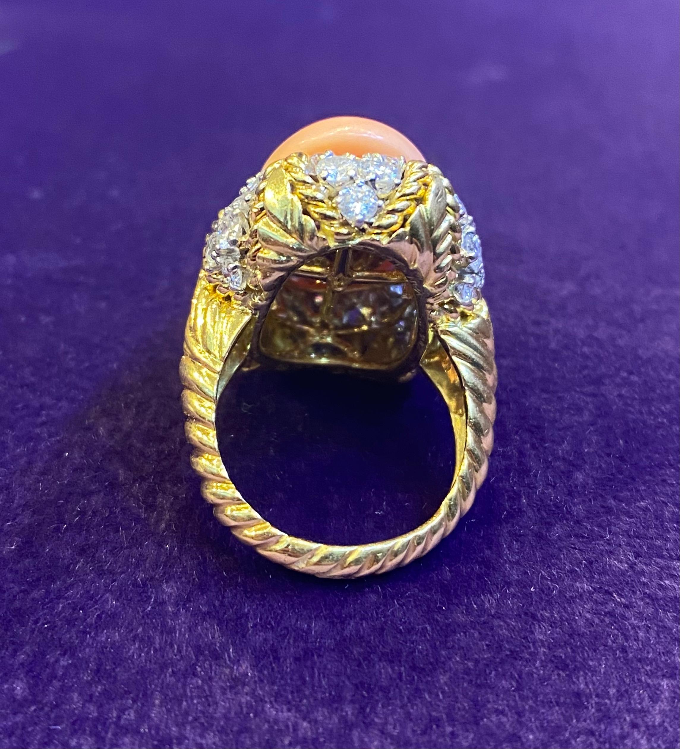 Van Cleef und Arpels Ring mit Koralle und Diamanten „Engelhaut“ Damen im Angebot