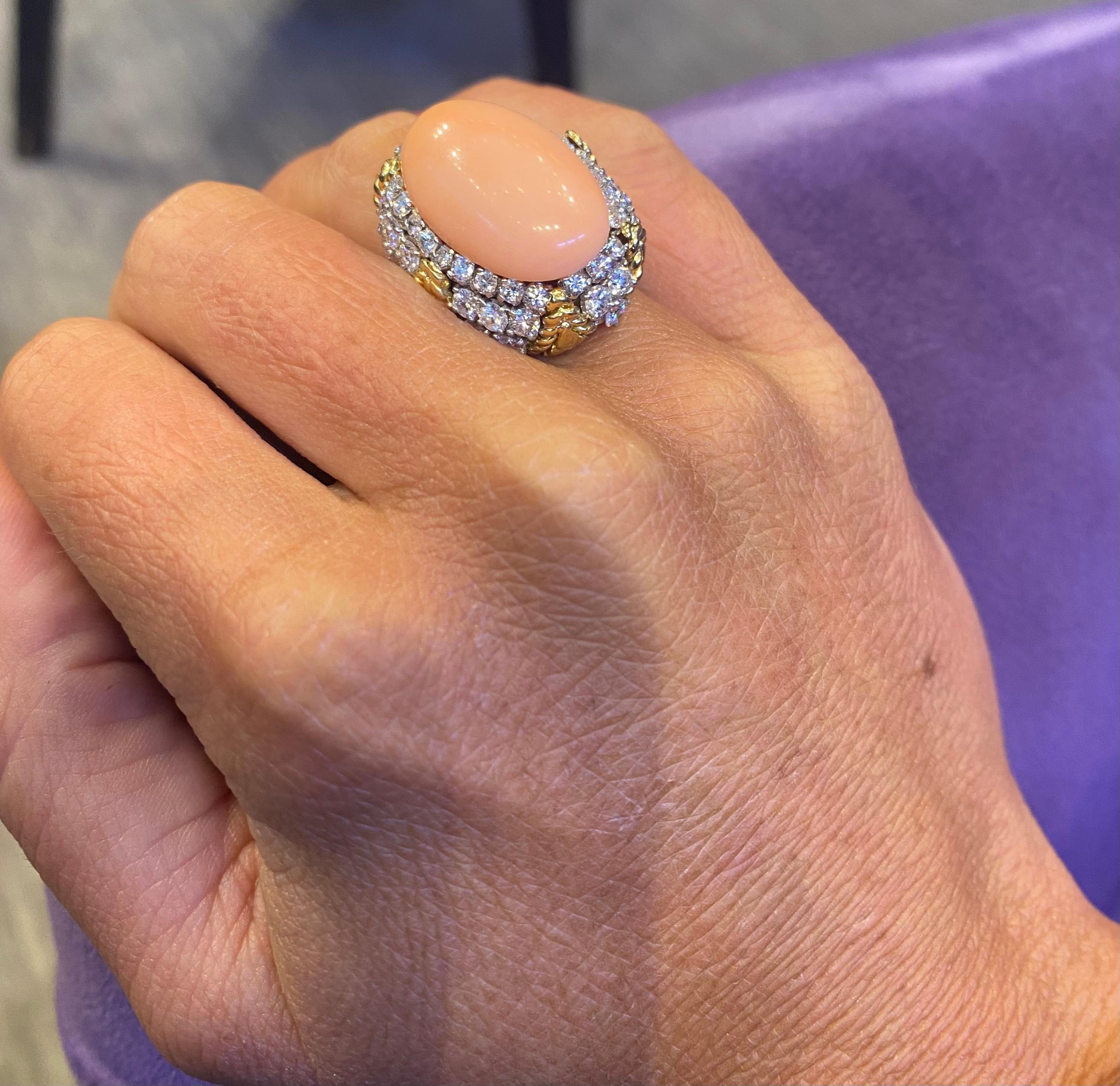 Van Cleef und Arpels Ring mit Koralle und Diamanten „Engelhaut“ im Angebot 1