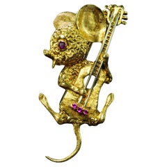 Van Cleef and Arpels Animal Jewelry 18K Gold Mouse playng Guitar Brooch Designer