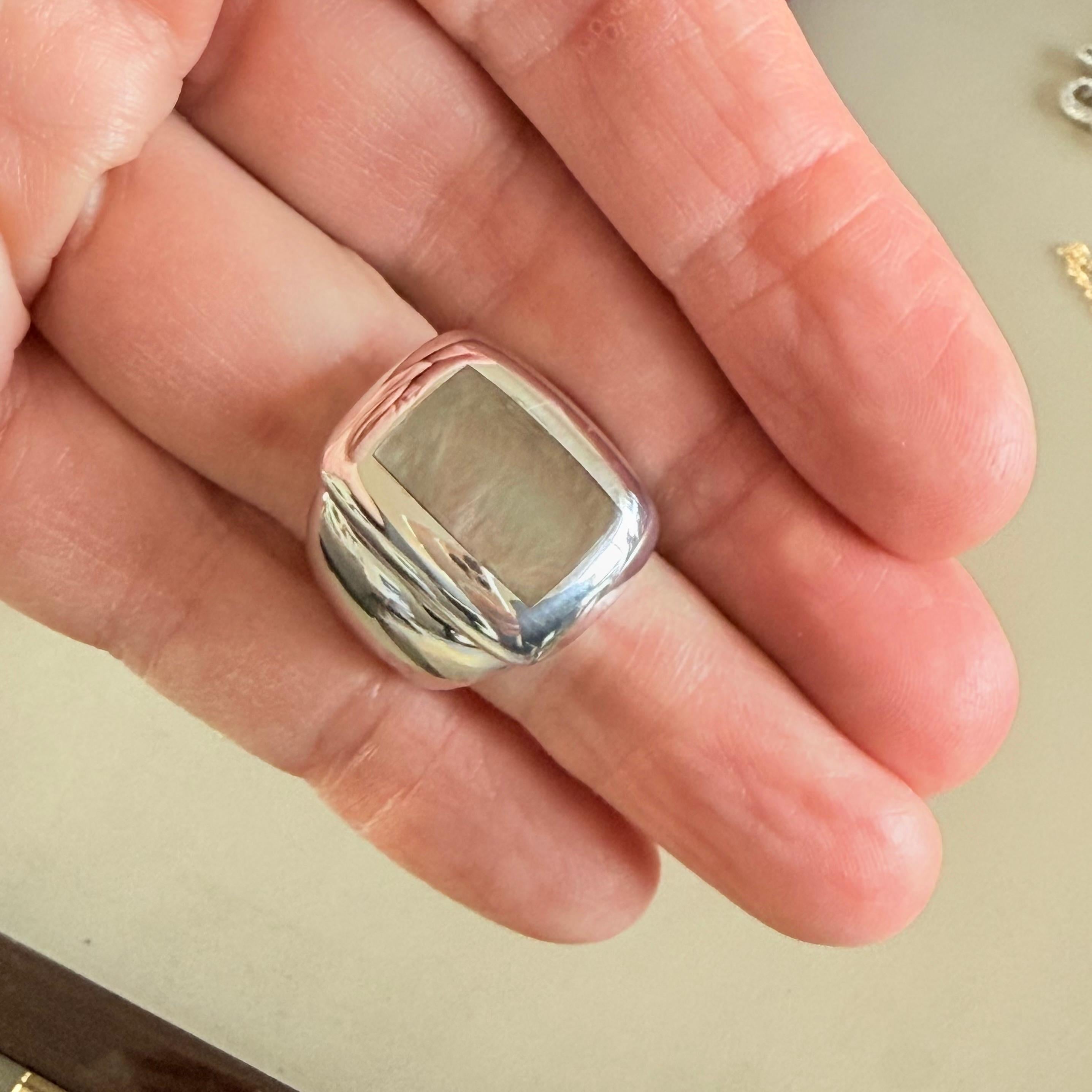 
BELLISSIMO ANELLO DA COCKTAIL DI VAN CLEEF & ARPELS.

UN PEZZO VINTAGE CREATO A PARIGI, IN FRANCIA. QUESTO ANELLO FA PARTE DELLA FAMOSA COLLEZIONE BABYLON ED È REALIZZATO A MANO IN ORO BIANCO MASSICCIO A 18 CARATI LUCIDATO A SPECCHIO.

CON UNA
