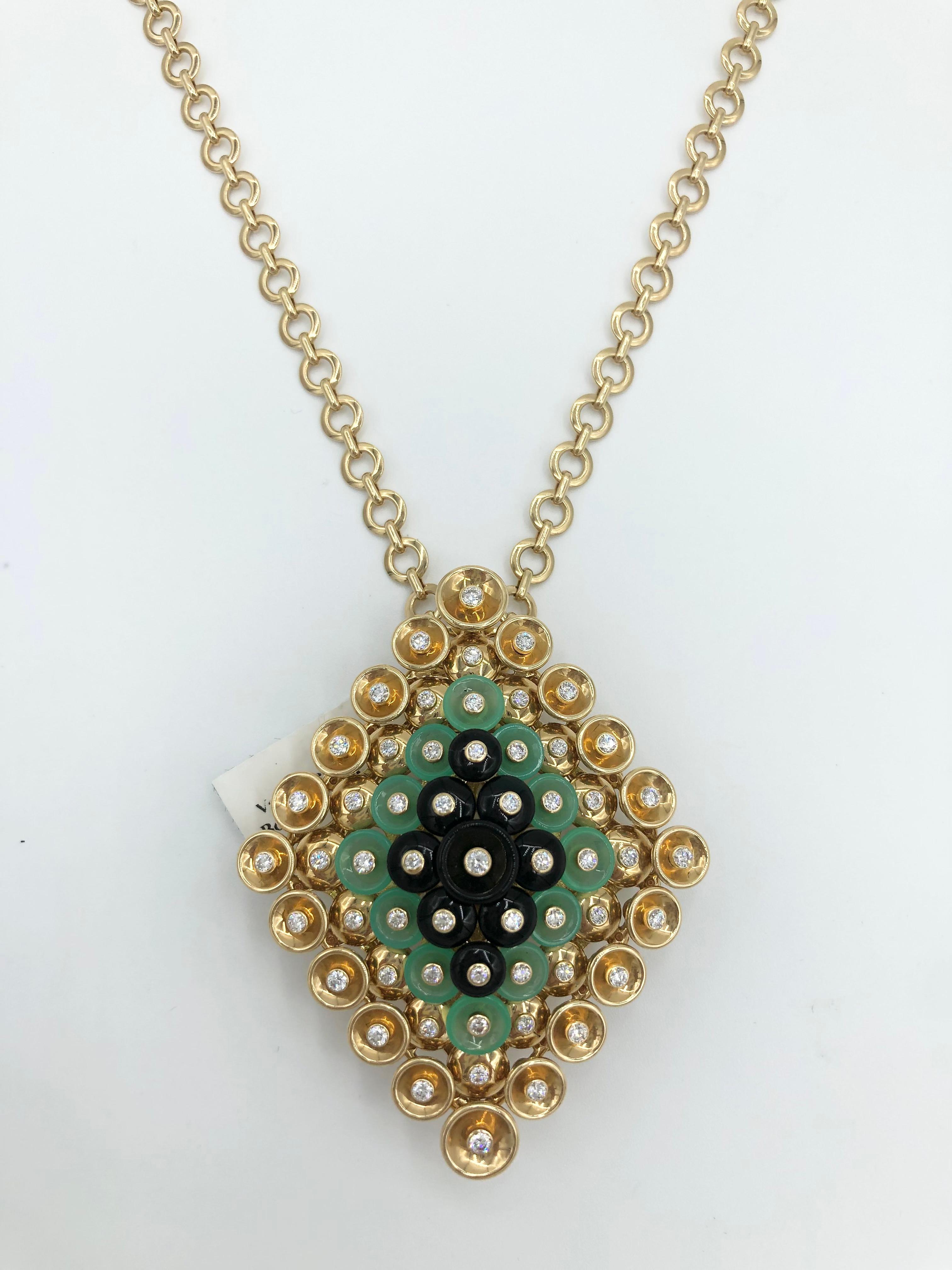 Ciondolo Van Cleef & Arpels Bouton d'Or con clip staccabile 

Oro giallo 18 carati, crisoprasio, onice e diamanti rotondi

57 diamanti rotondi, per un totale di 1,46 carati, meticolosamente incastonati in oro giallo 18 carati. 

È dotato di una clip