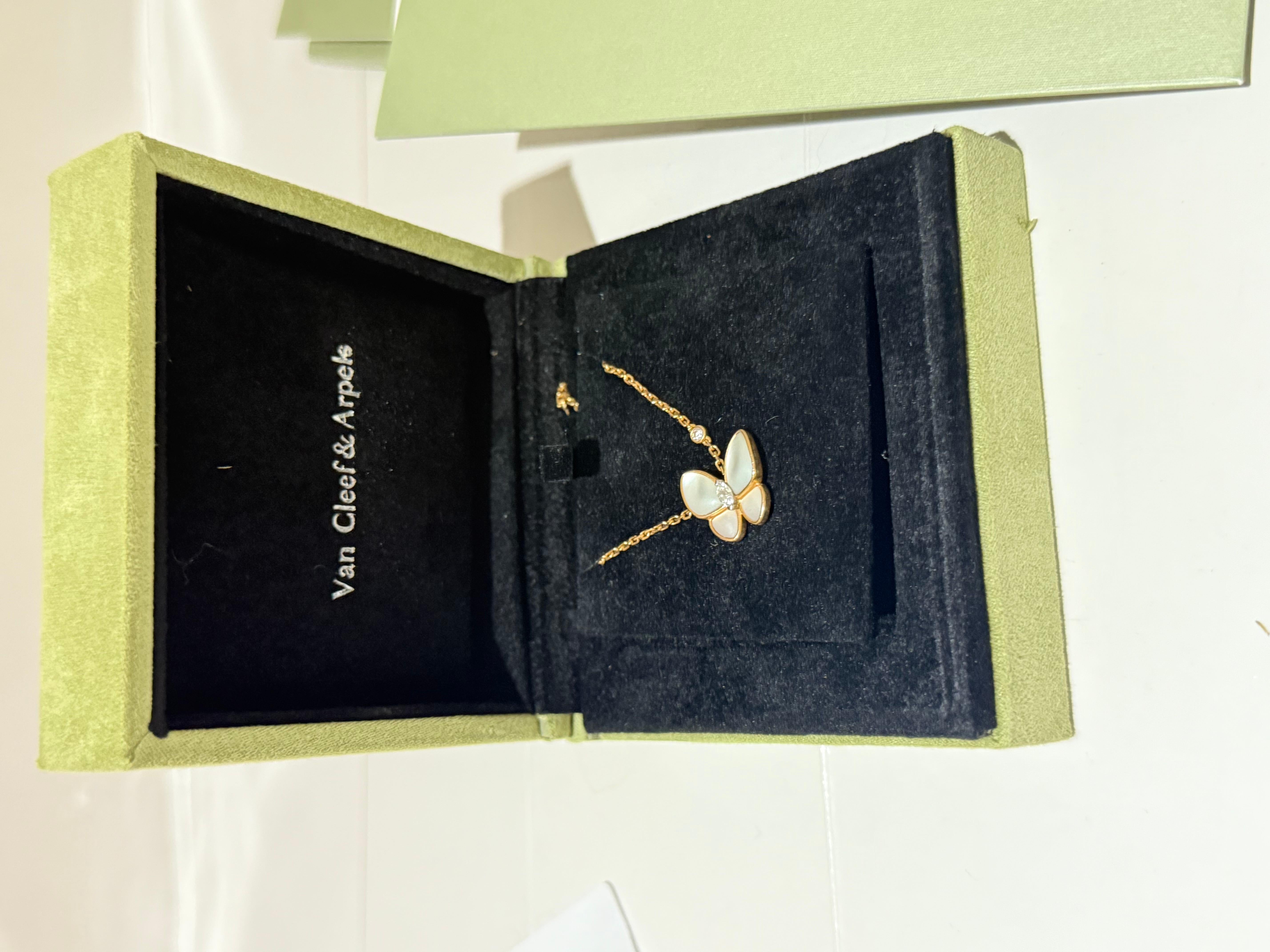 Van Cleef & Arpels Butterfly pendant in 18K rose gold with white mother-of-pearl, round diamond, and a marquise diamond, diamond quality DEF, IF to VVS.
The pendant is attached to the necklace’s chain

STONE Diamond: 2 stones, 0.2 carat
STONE