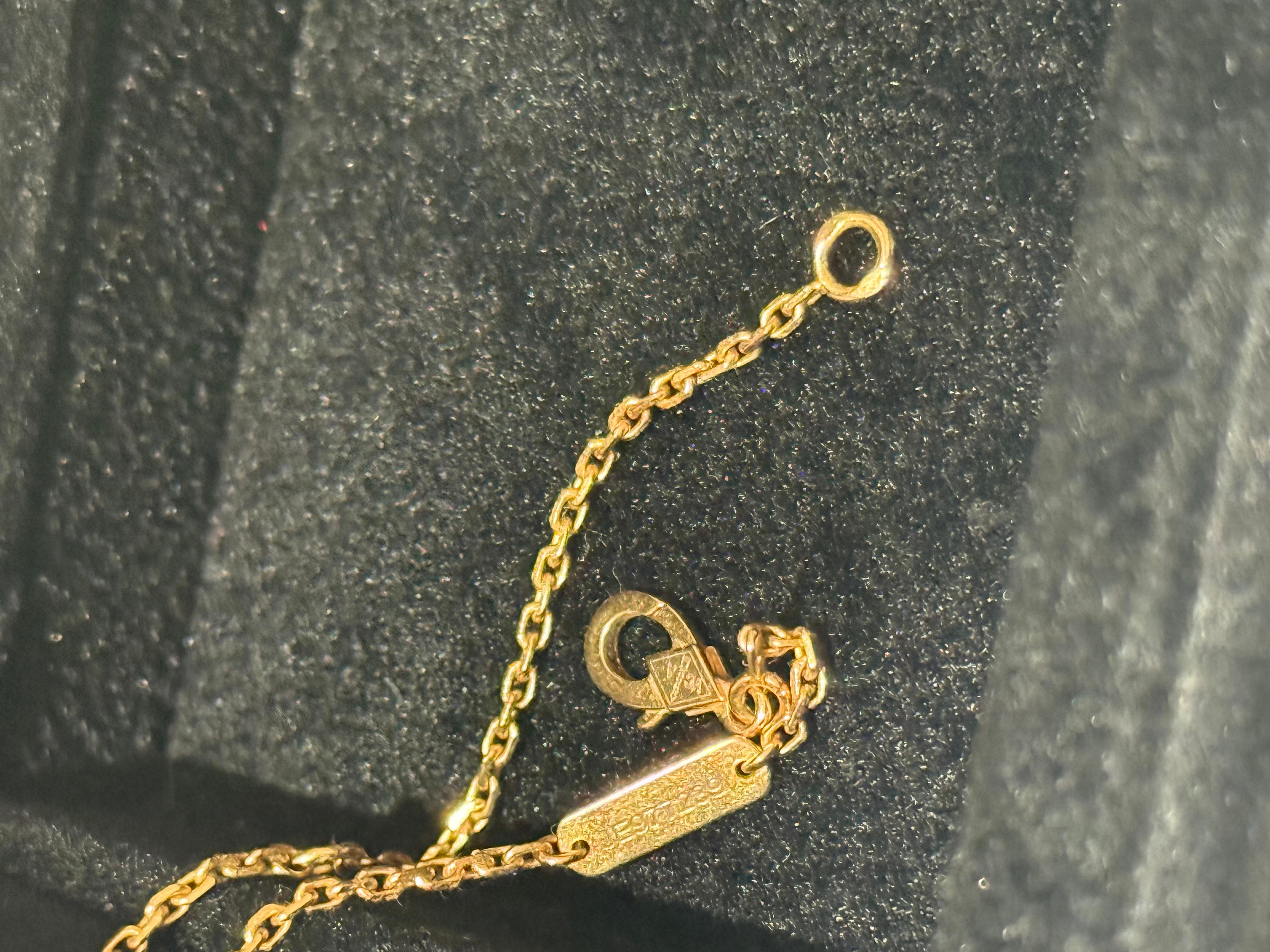 Van Cleef and Arpels Butterfly pendant 18K rose gold mother-of-pearl In Excellent Condition For Sale In London, England