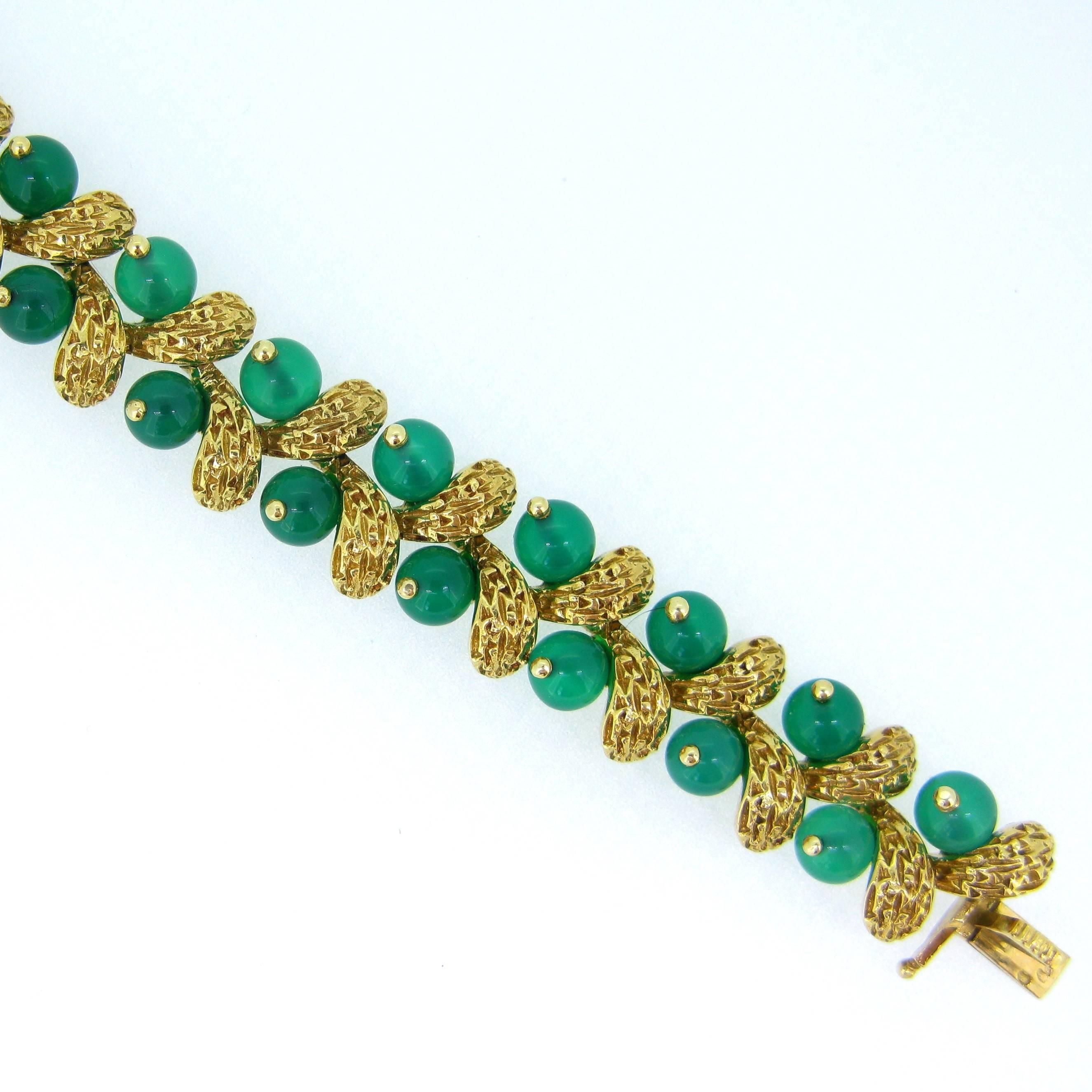 This stunning Van Cleef and Arpels bracelet is made in 18kt Yellow Gold and is adorned with 32 Chrysoprase beads. It features a textured leaf design. It is signed on the clasp with VCA 750 and is numbered 119228.

Weight:	49gr

Metal:	18kt Yellow