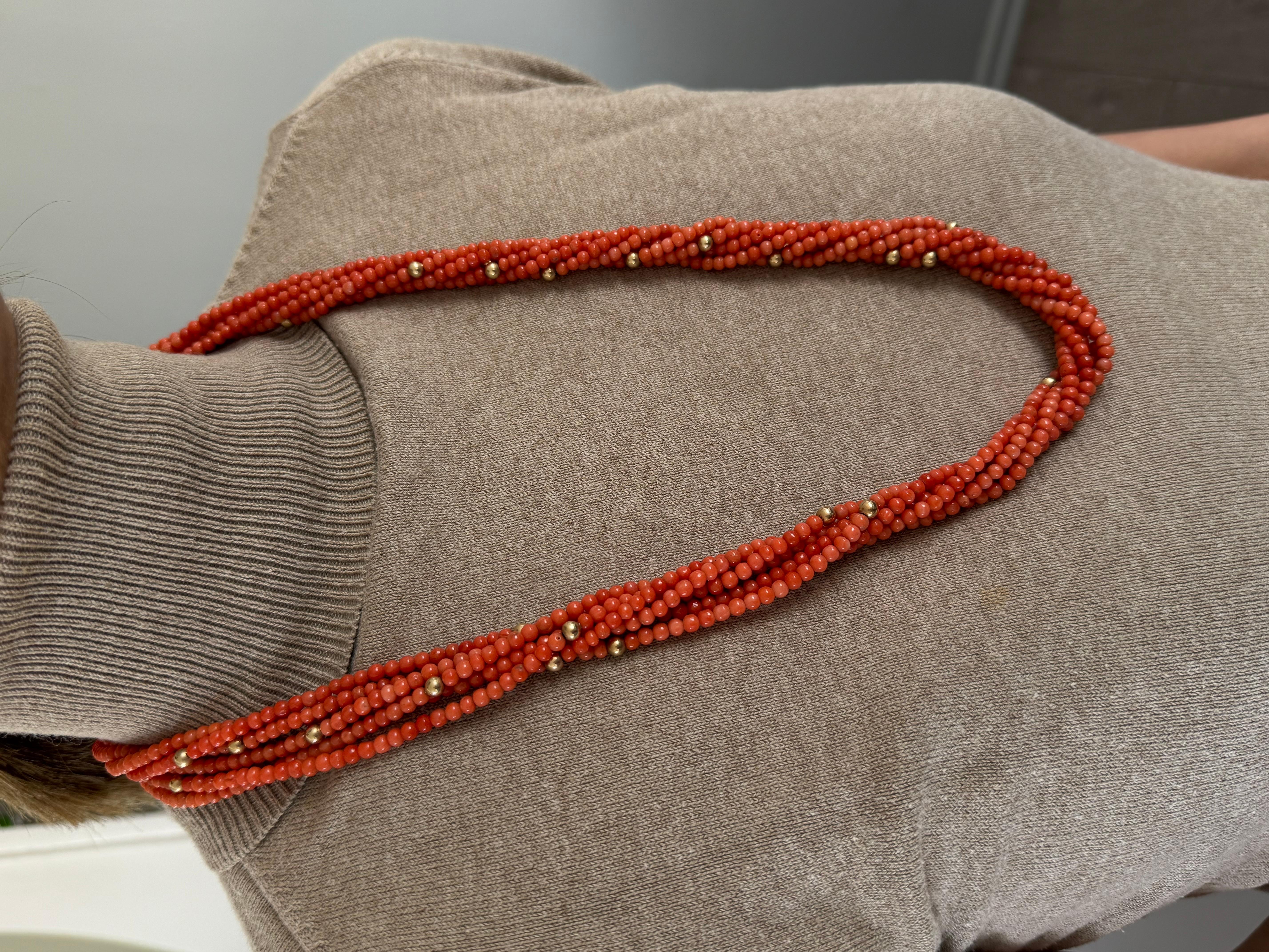 Van Cleef & Arpels  Collana di perle di corallo in oro giallo in vendita 9