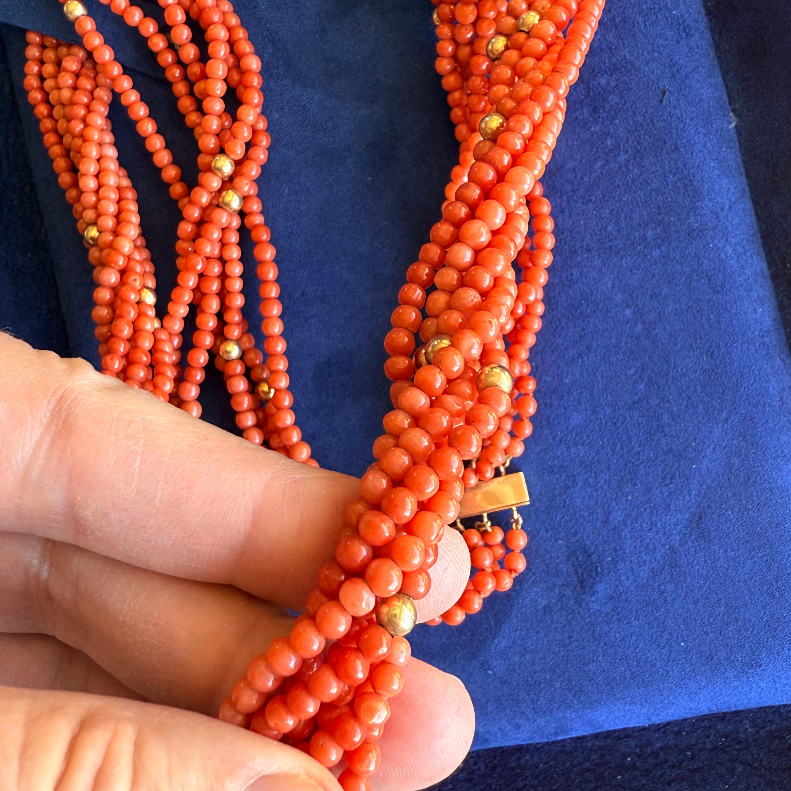 Van Cleef & Arpels  Collana di perle di corallo in oro giallo in vendita 1