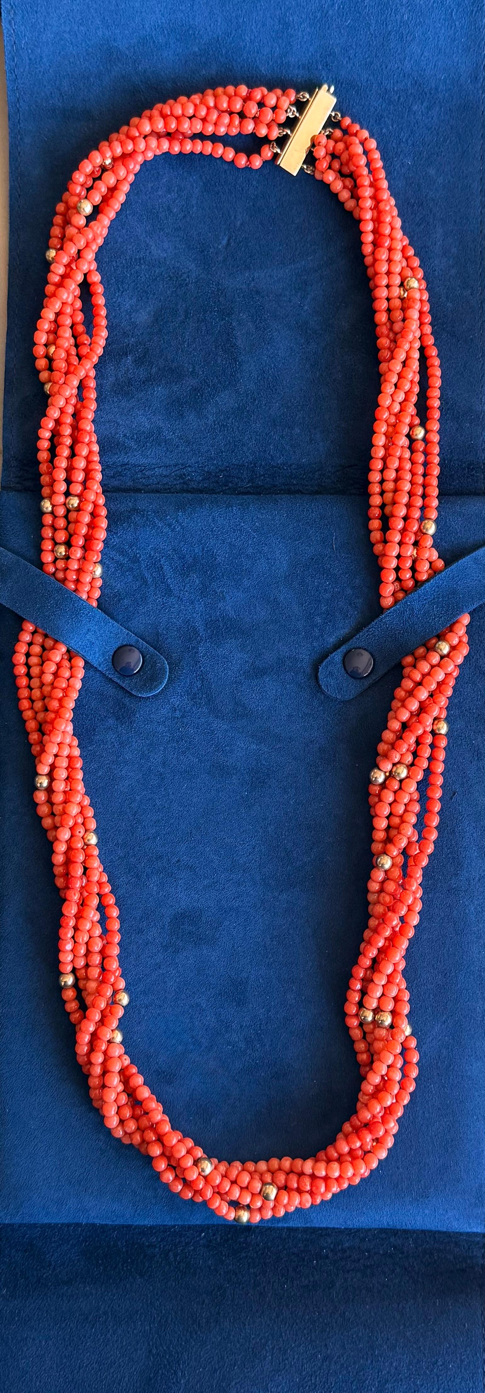 Van Cleef & Arpels  Collana di perle di corallo in oro giallo in vendita 2