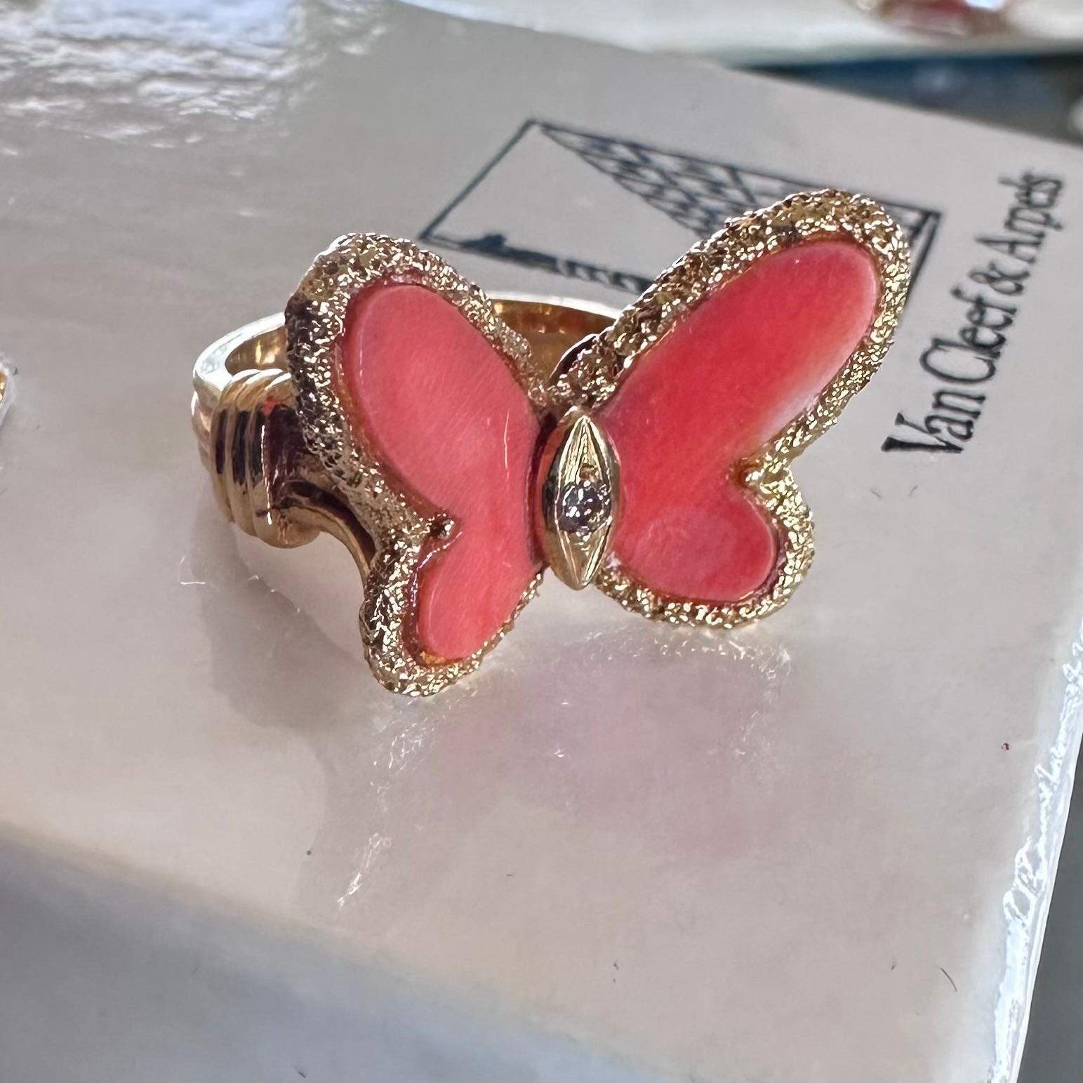 Eine schöne Vintage 18k Gelbgold Korallenmotiv Schmetterling Ring von Van Cleef & Arpels. Der Ring ist in der Mitte mit einem Schmetterlingsmotiv mit Koralleneinlage besetzt, das durch einen perlenbesetzten Außenrand ergänzt wird. Der Butterfly