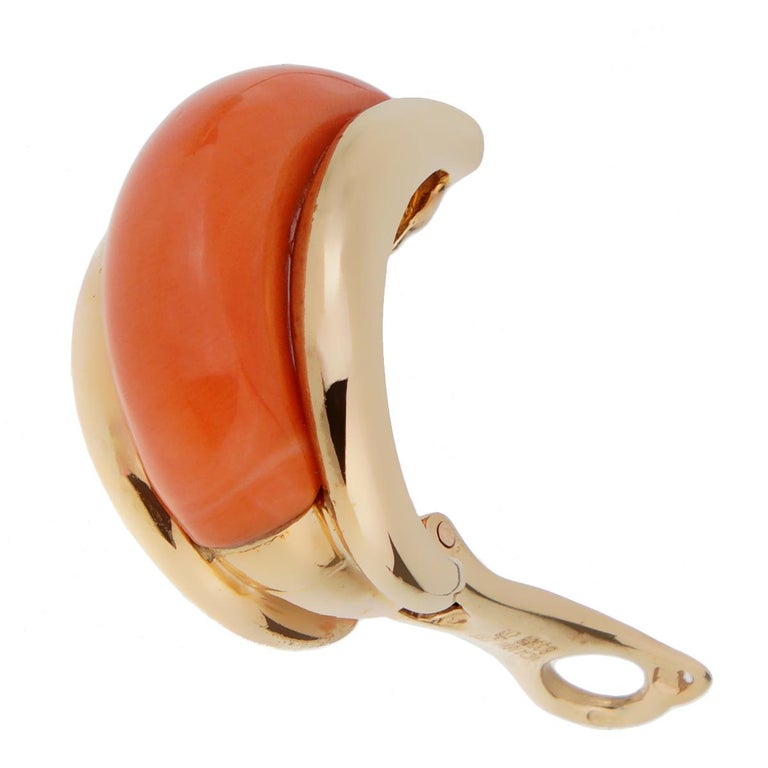 Round Cut Van Cleef & Arpels Coral Yellow Gold Hoop Earrings For Sale