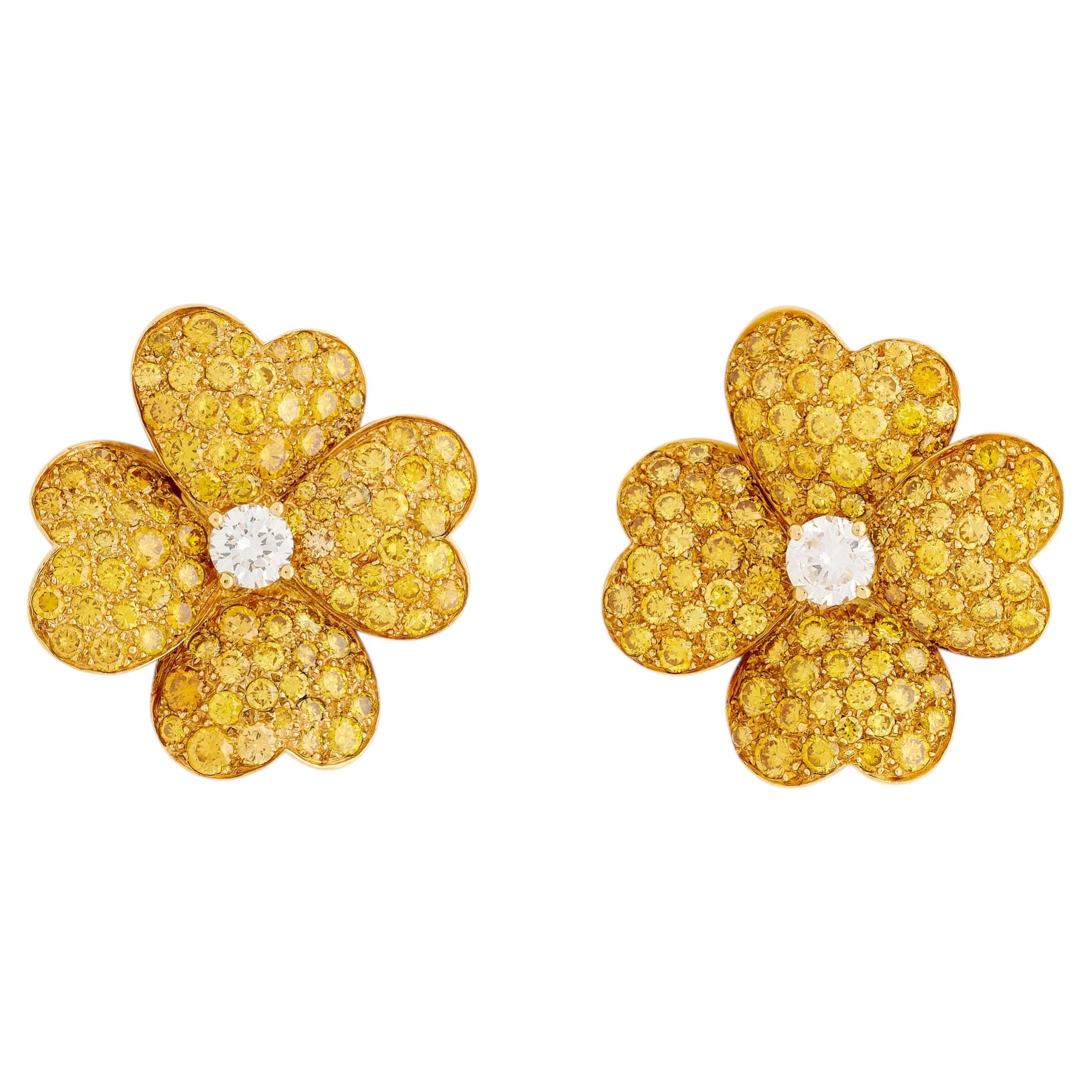 Boucles d'oreilles « Cosmos » de Van Cleef & Arpels, ornées d'une fleur en diamants « Fancy Vivid Yellow »