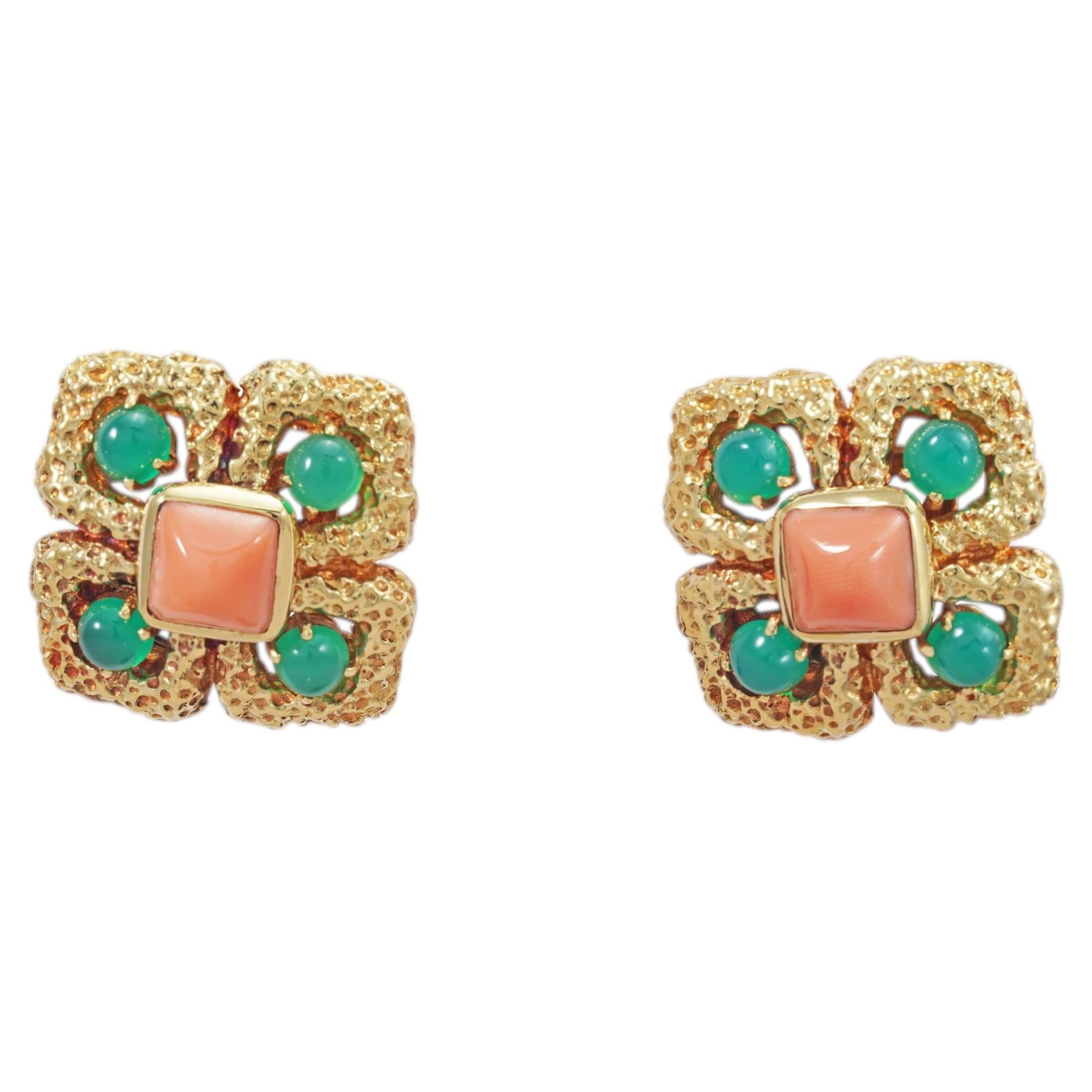Orecchini "Delphes" di Van Cleef & Arpels in oro giallo con corallo e crisoprasio in vendita