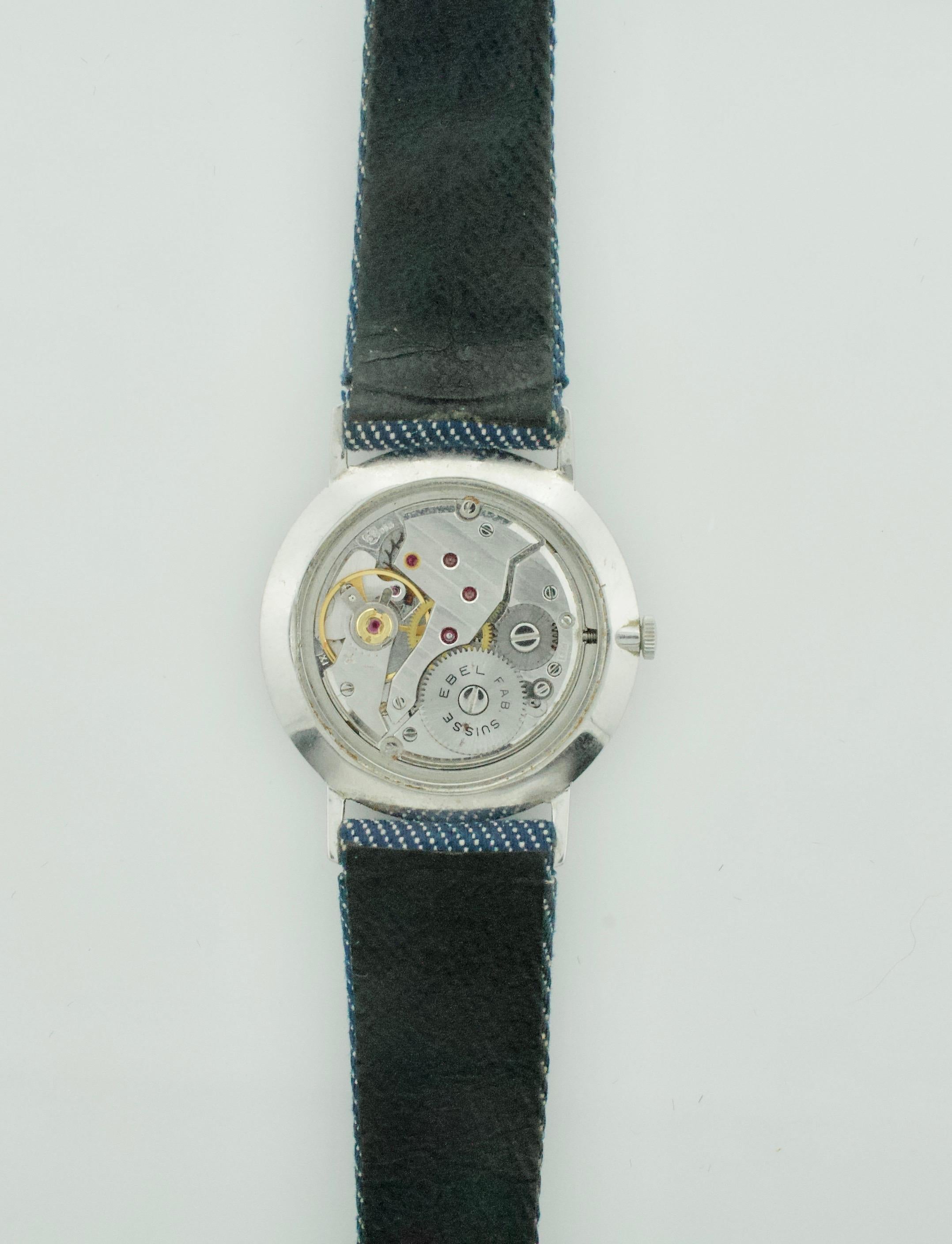 Van Cleef und Arpels Denim Uhr aus Edelstahl mit 3 zusätzlichen Armbändern und Etui
Aus der privaten Collection'S des Besitzers
Eine Uhr mit Jeansarmbändern und Etui.  Bewegung von Ebel
CIRCA 1960er Jahre
9 Zoll Länge (Ende der Schnalle bis zur