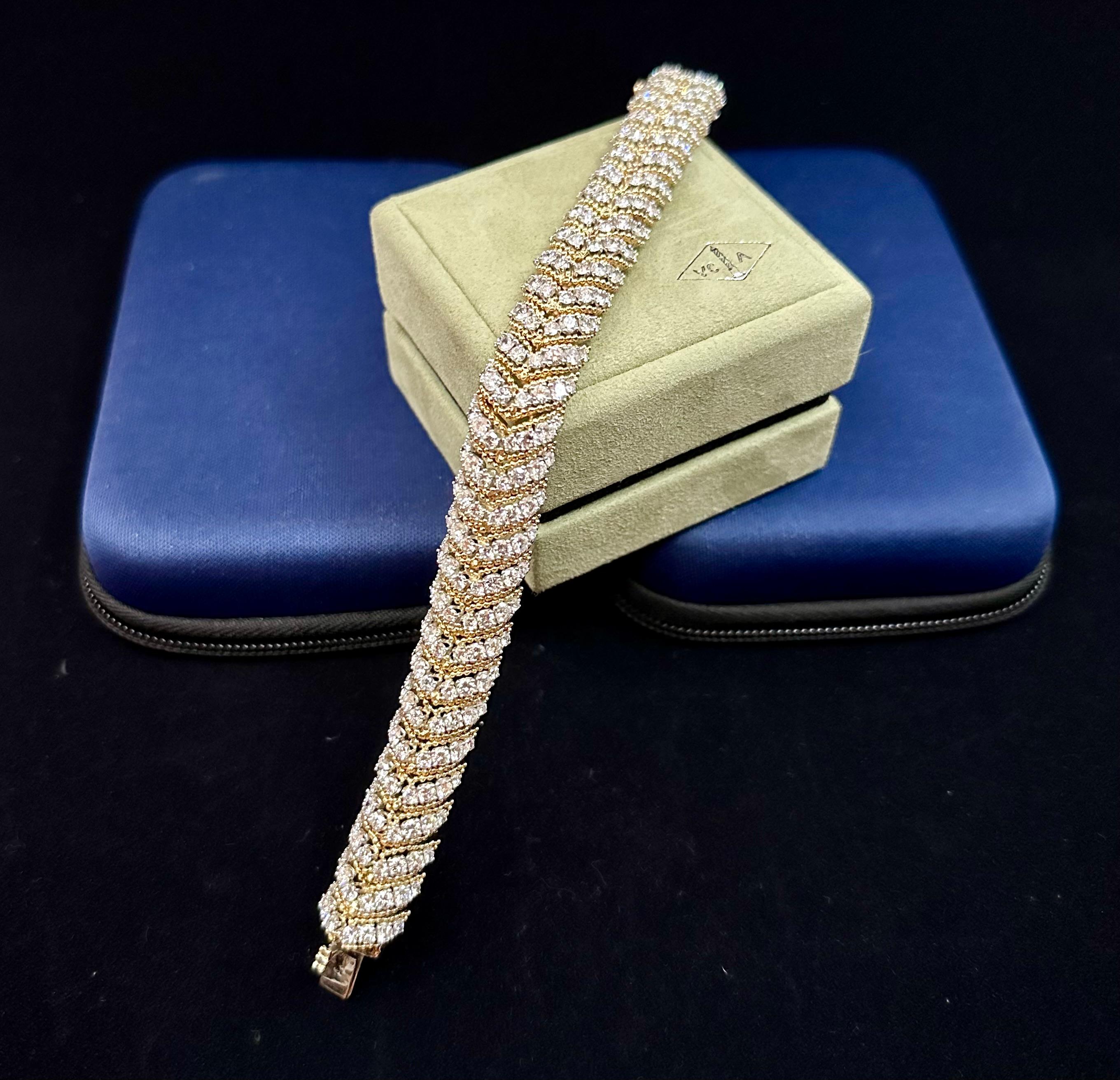 Van Cleef And Arpels Diamantarmband aus 18 Karat Gelbgold mit Diamanten  im Angebot 7
