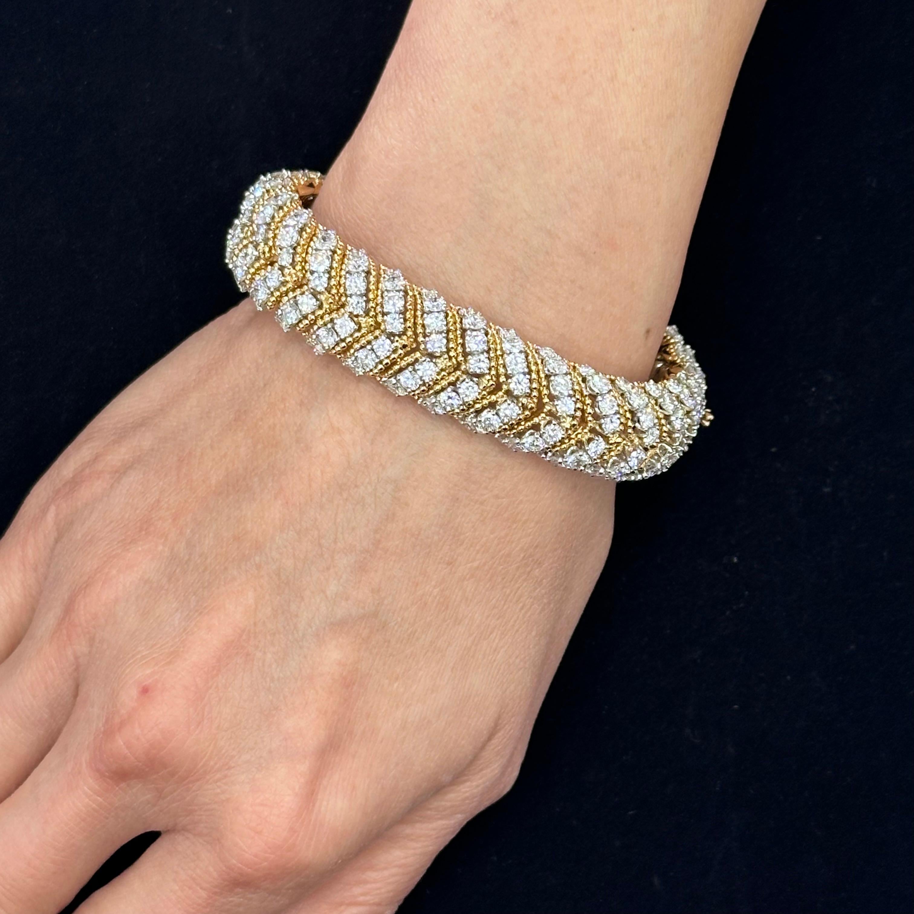 Van Cleef And Arpels Diamantarmband aus 18 Karat Gelbgold mit Diamanten  im Angebot 3